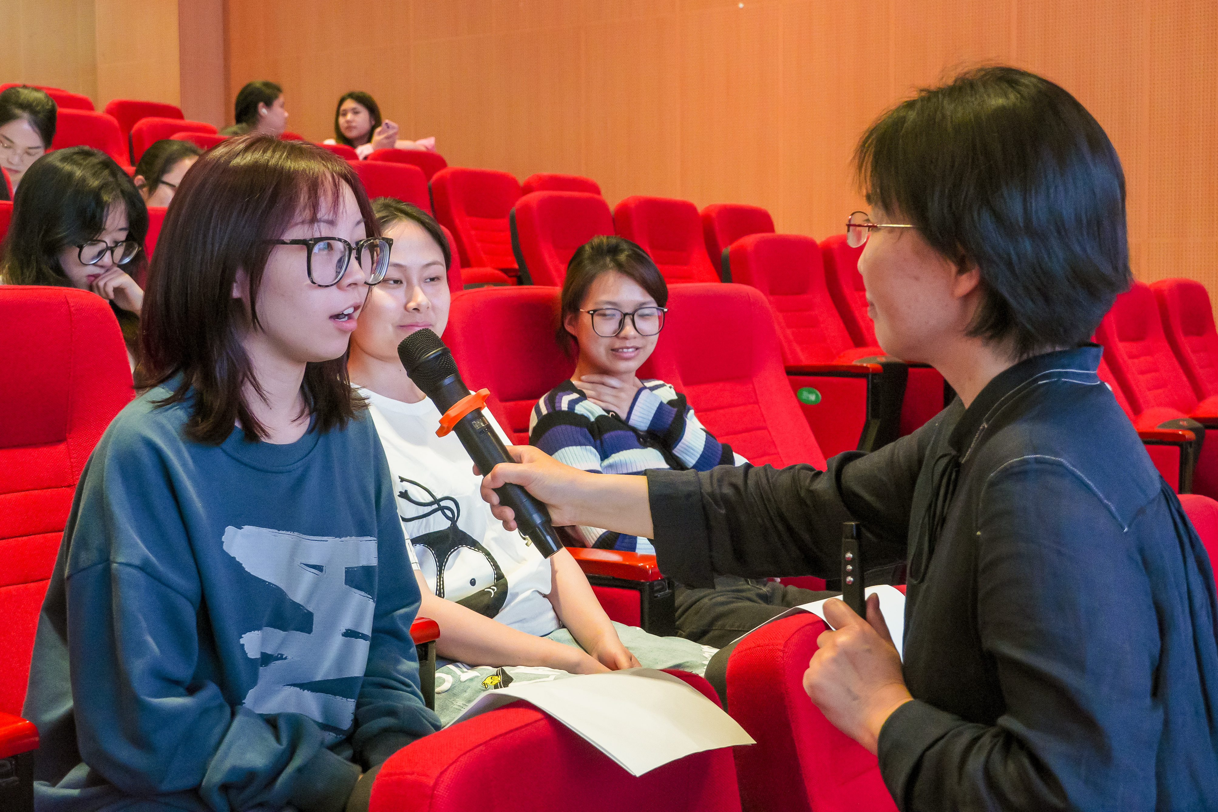 学生回答问题 (2).jpg