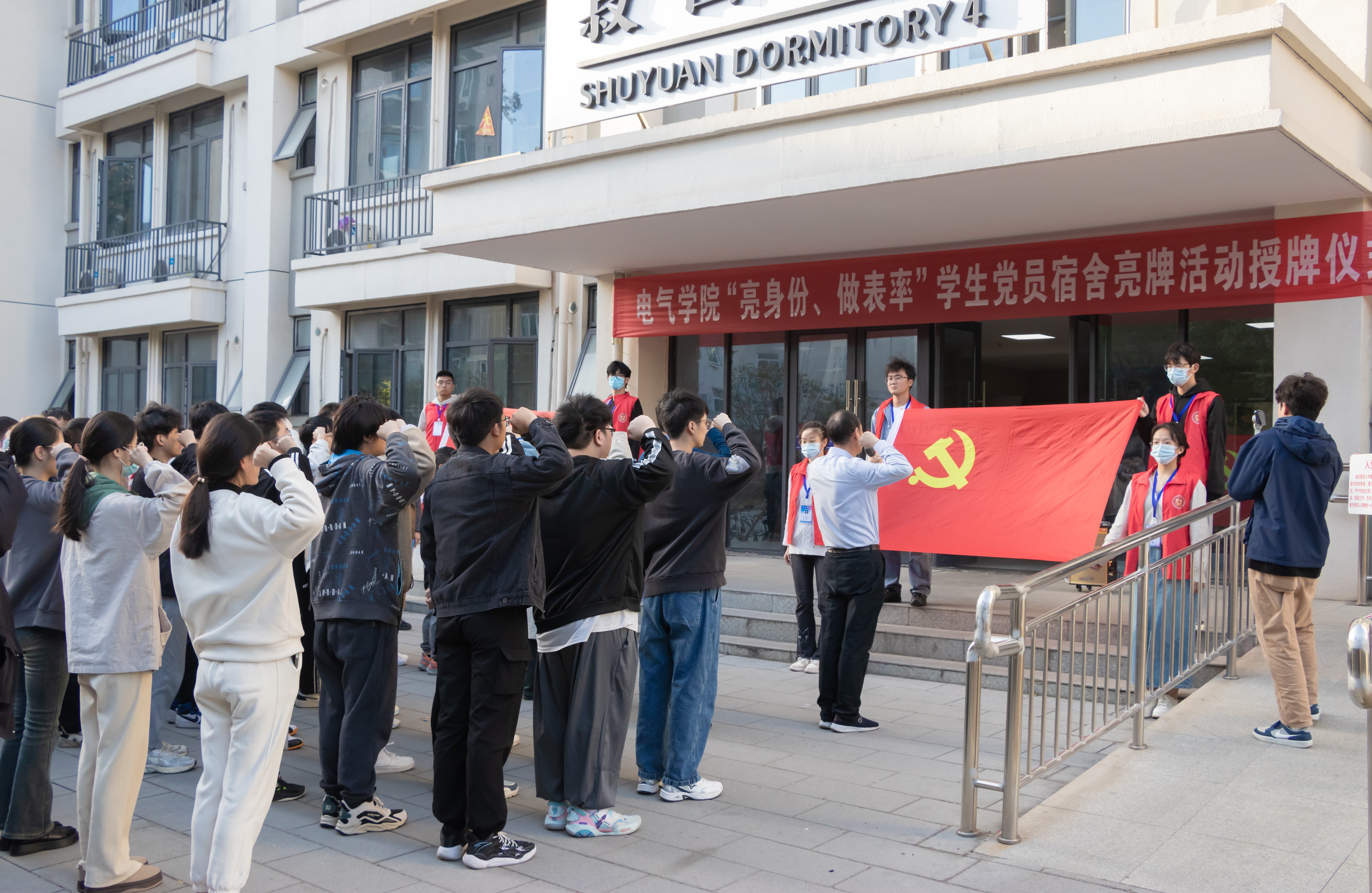 武汉轻工大学：让党旗在学生社区飘扬 学生党员宿舍正式挂牌
