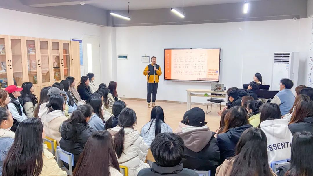 武汉信息传播职业技术学院：弹唱儿歌、讲儿歌故事，这堂美育思政课受追捧