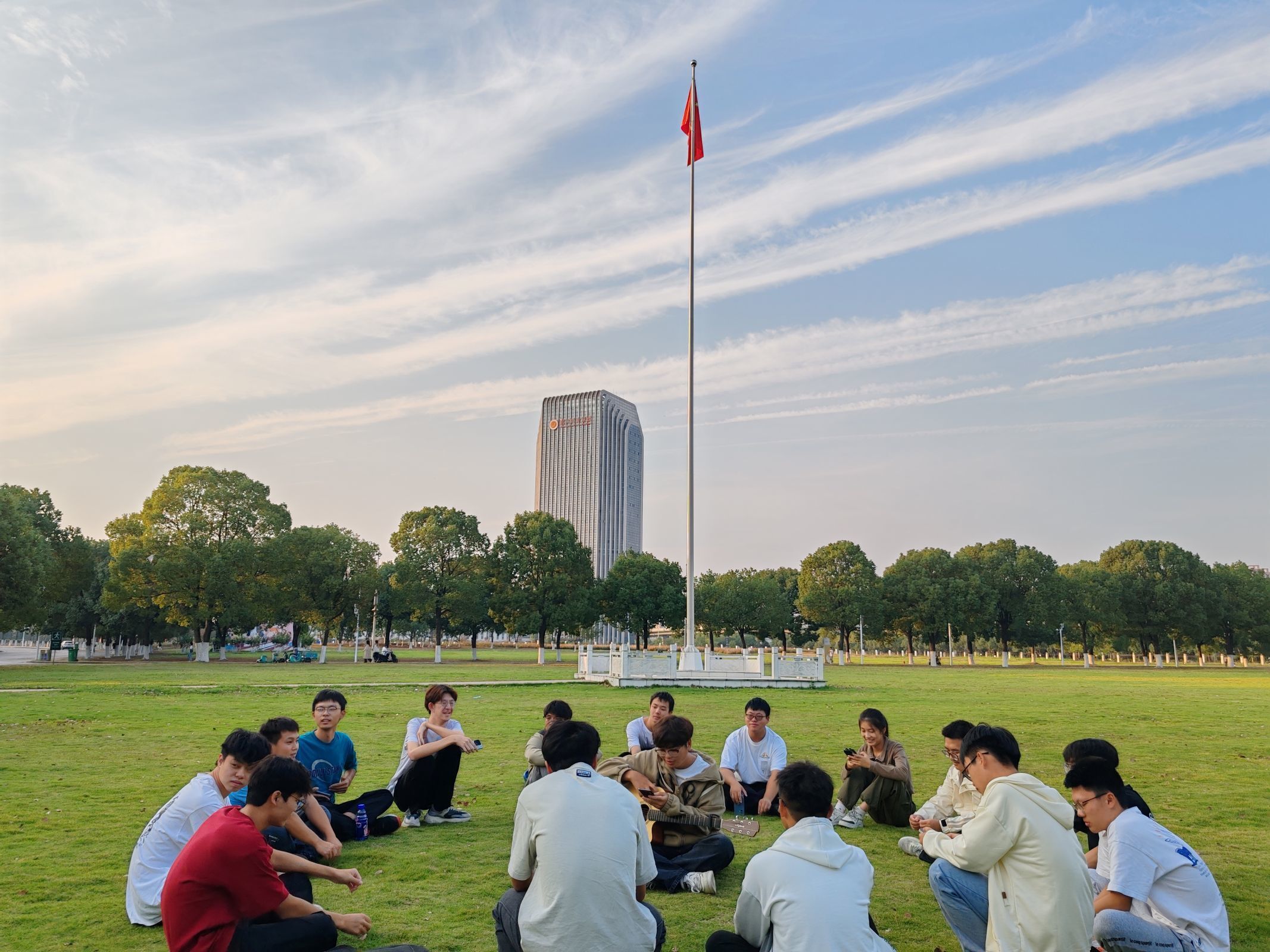 在国旗下开展爱国主义教育.jpg 在国旗下开展爱国主义教育.jpg