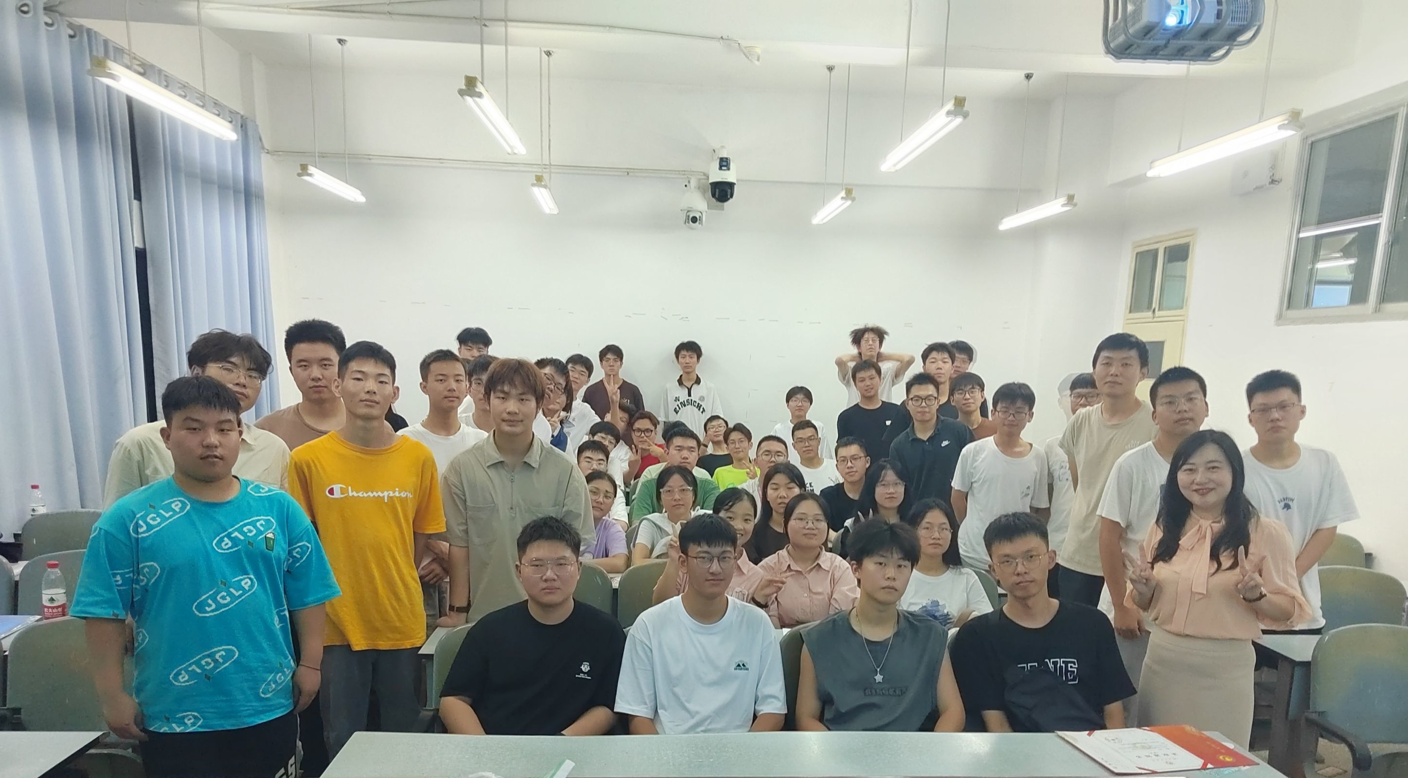 陪学生度过大学第一次周末晚讲评.jpg 陪学生度过大学第一次周末晚讲评.jpg
