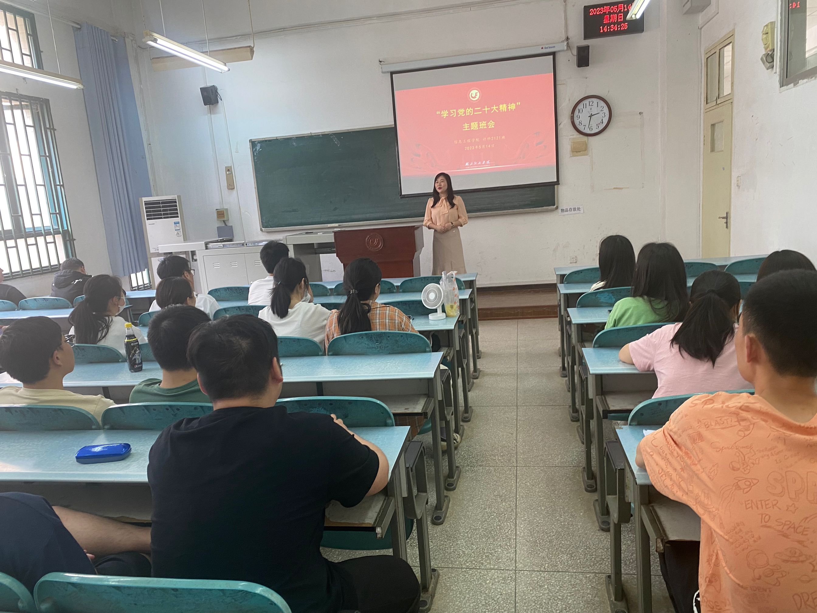 为学生宣讲党的二十大精神.JPG 为学生宣讲党的二十大精神.JPG