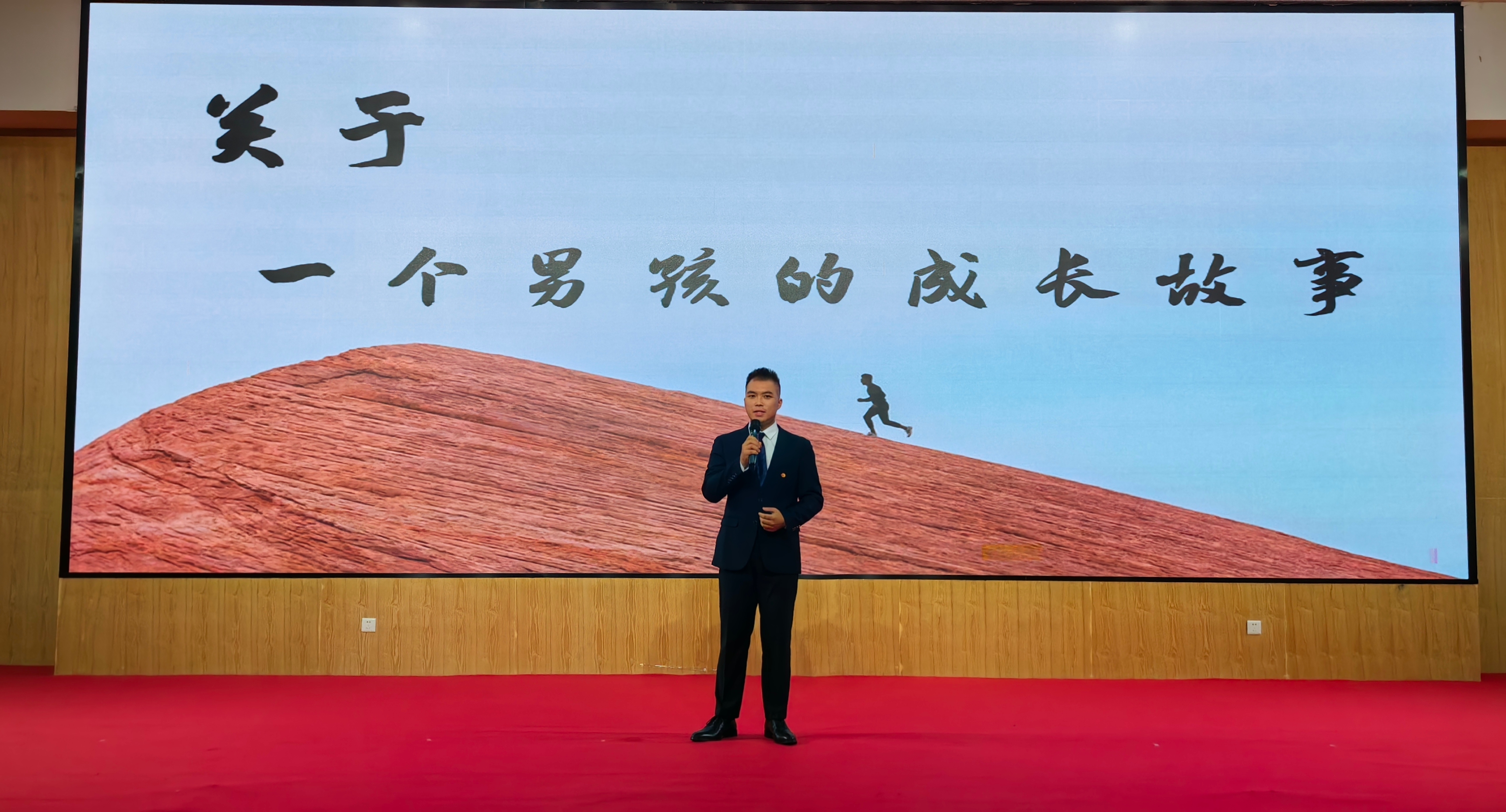 刘沫言参加学校百生讲坛分享自己的励志故事.jpg