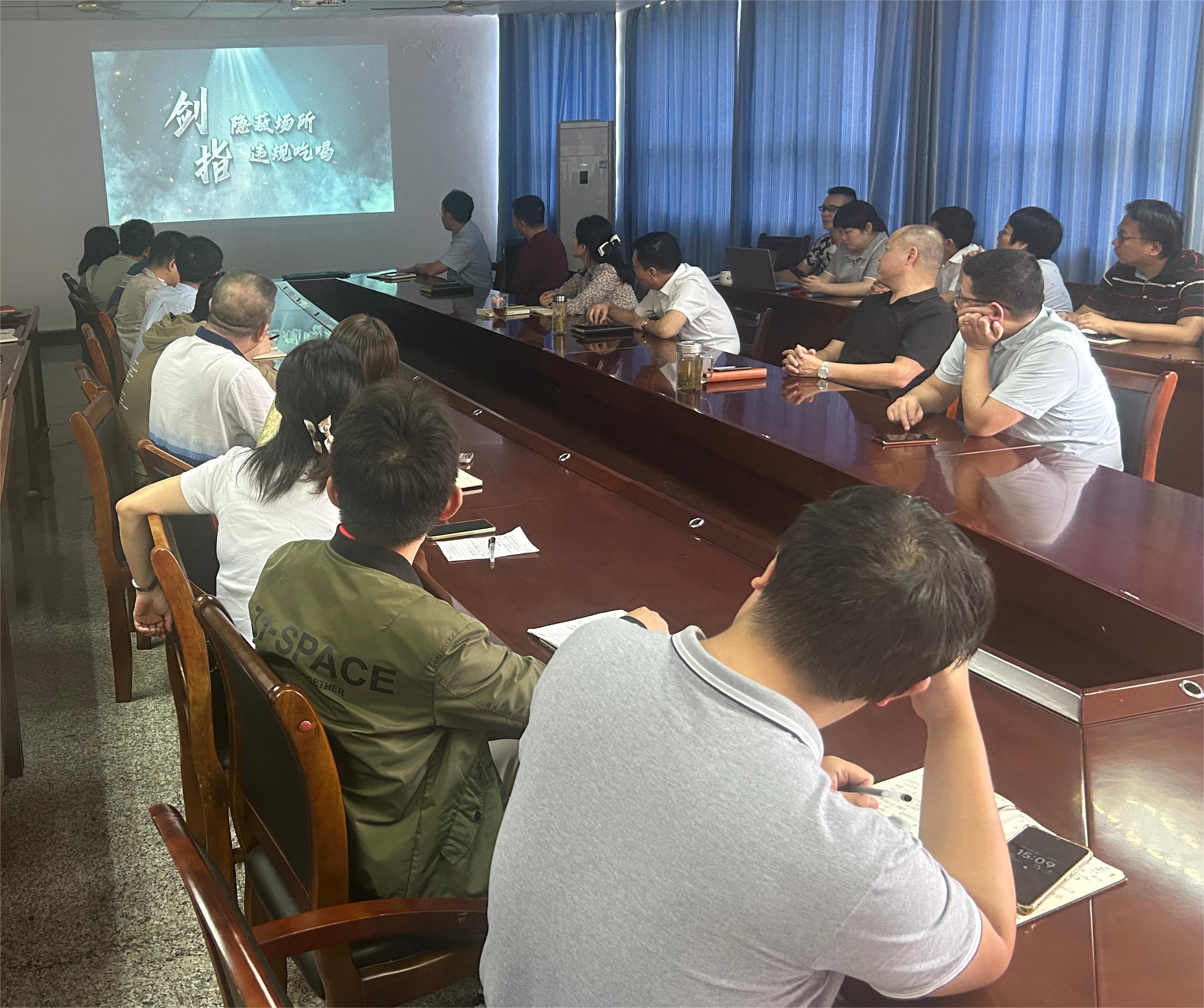 支部党员观看反腐警示片.jpg 支部党员观看反腐警示片.jpg