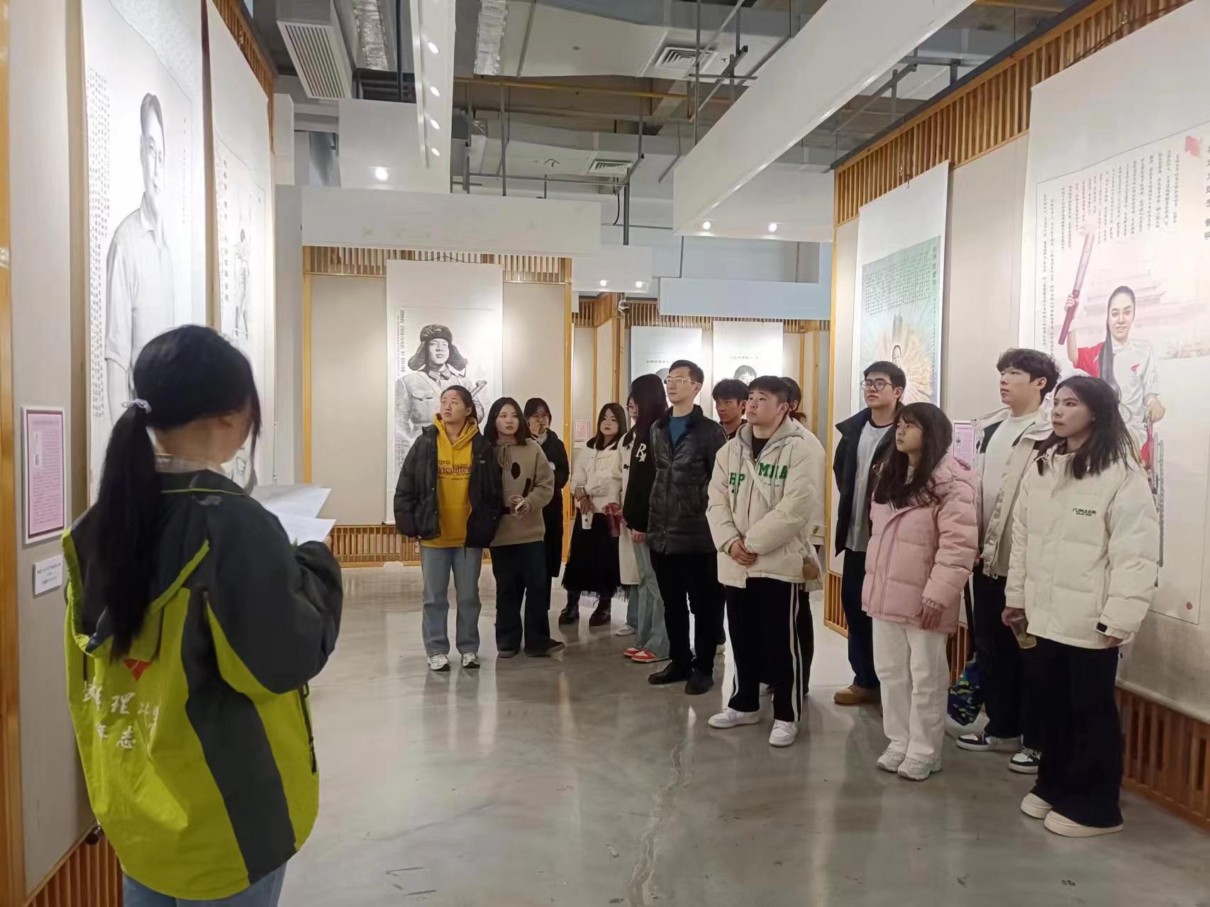 参观纪念馆1.jpg 参观纪念馆1.jpg