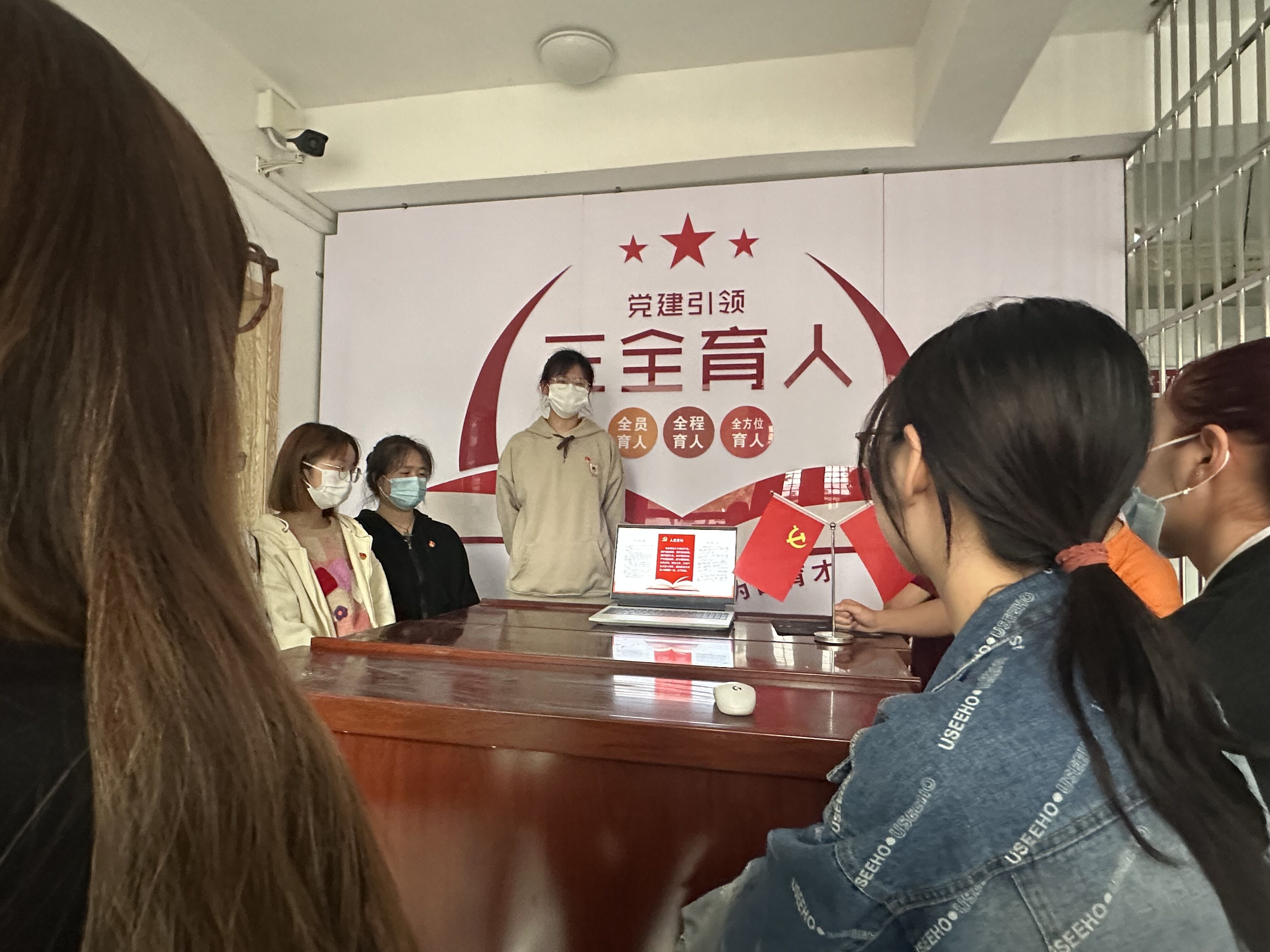 武汉文理学院：新学期新气象 文明校园我来创 ——信计、智检、商学院共建“一站式”学生社区清洁家园