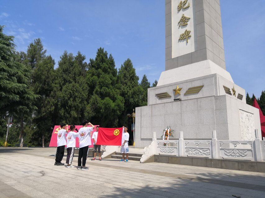 2024.04.17 团学干部和青年志愿者面对纪念碑重温入团誓词.png 2024.04.17 团学干部和青年志愿者面对纪念碑重温入团誓词.png