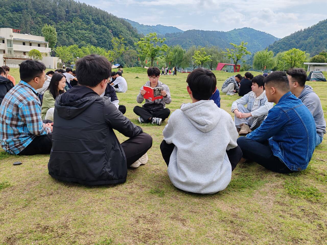 2024.05.06 材料学院开展读书分享会2.jpg