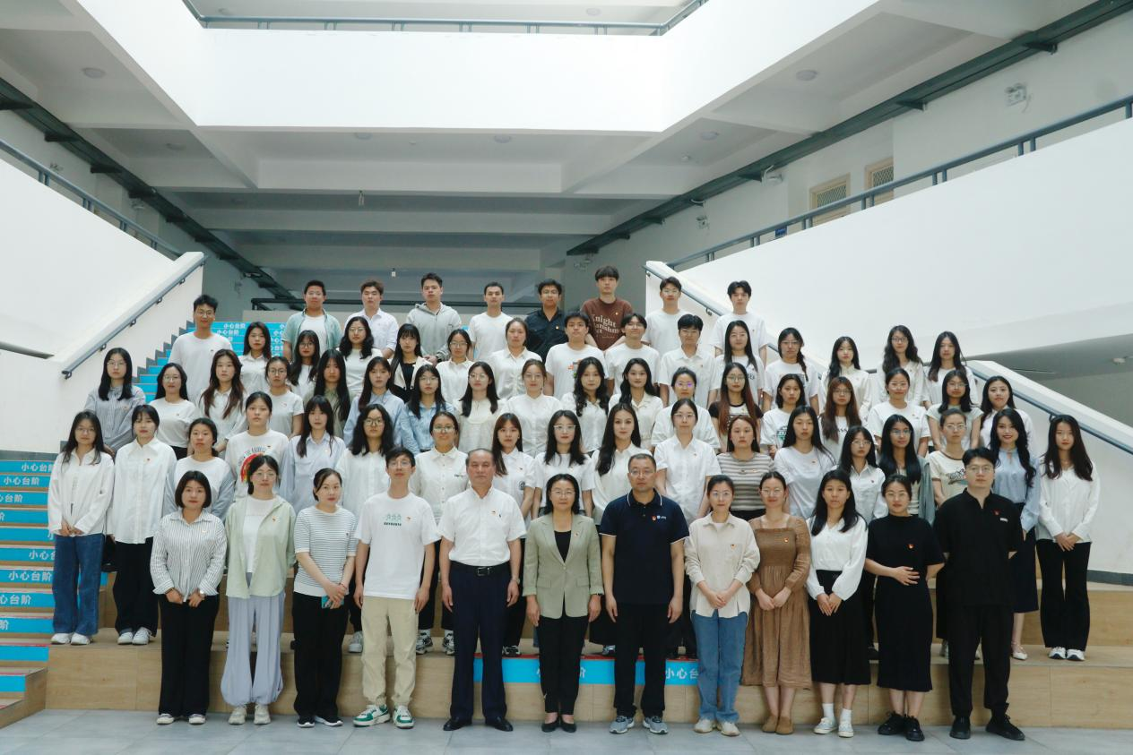 文华学院：党旗引领铭初心，青春奋进新征程——校党委书记郑畅为经济管理学部2024届毕业生党员上最后一次党课