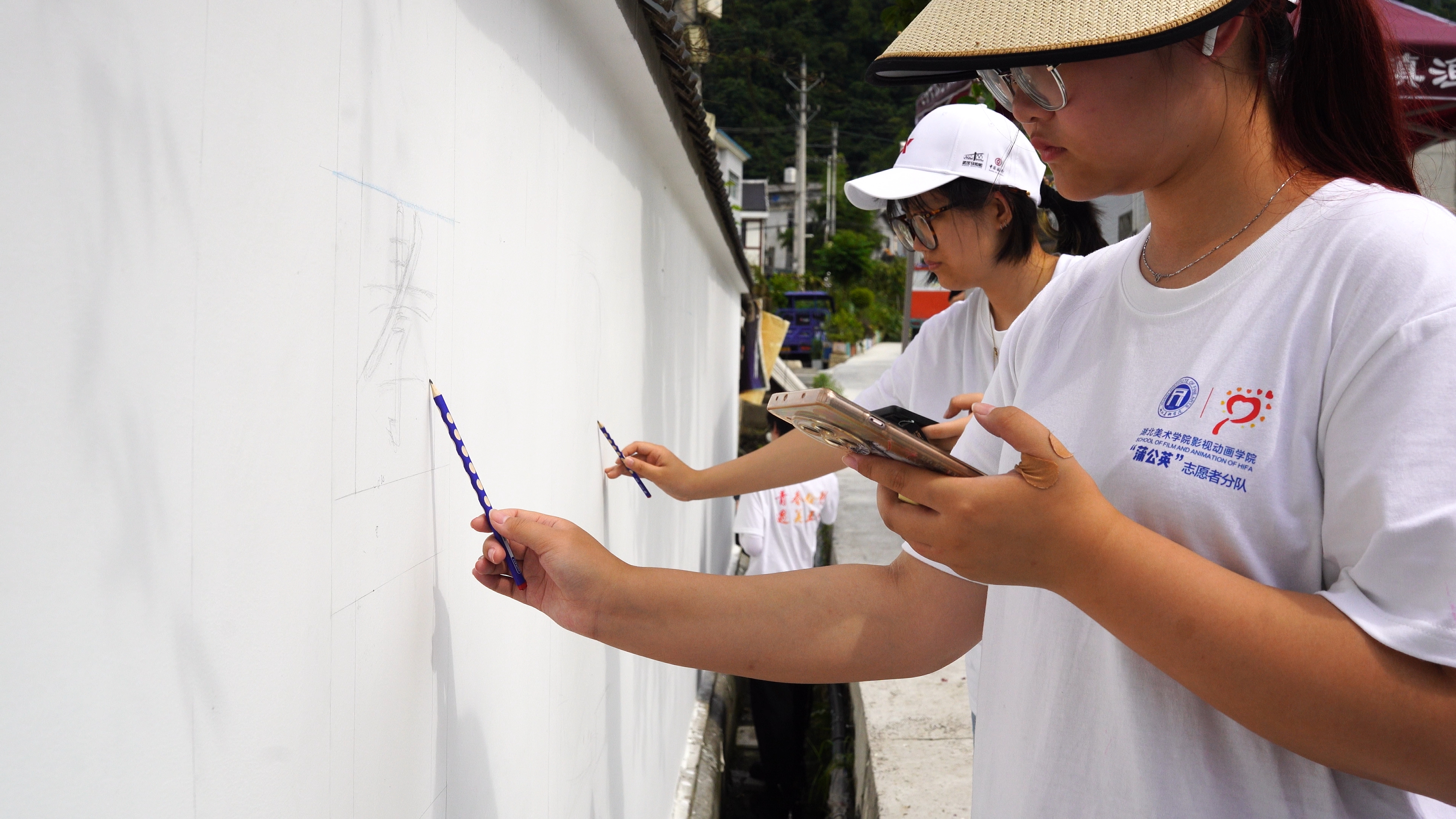 10.胡乃天老师指导实践队绘制墙绘作品（2）.jpg