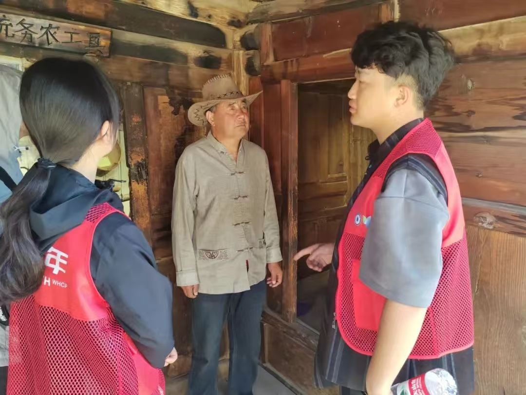 实践队员与完德卡老先生交流