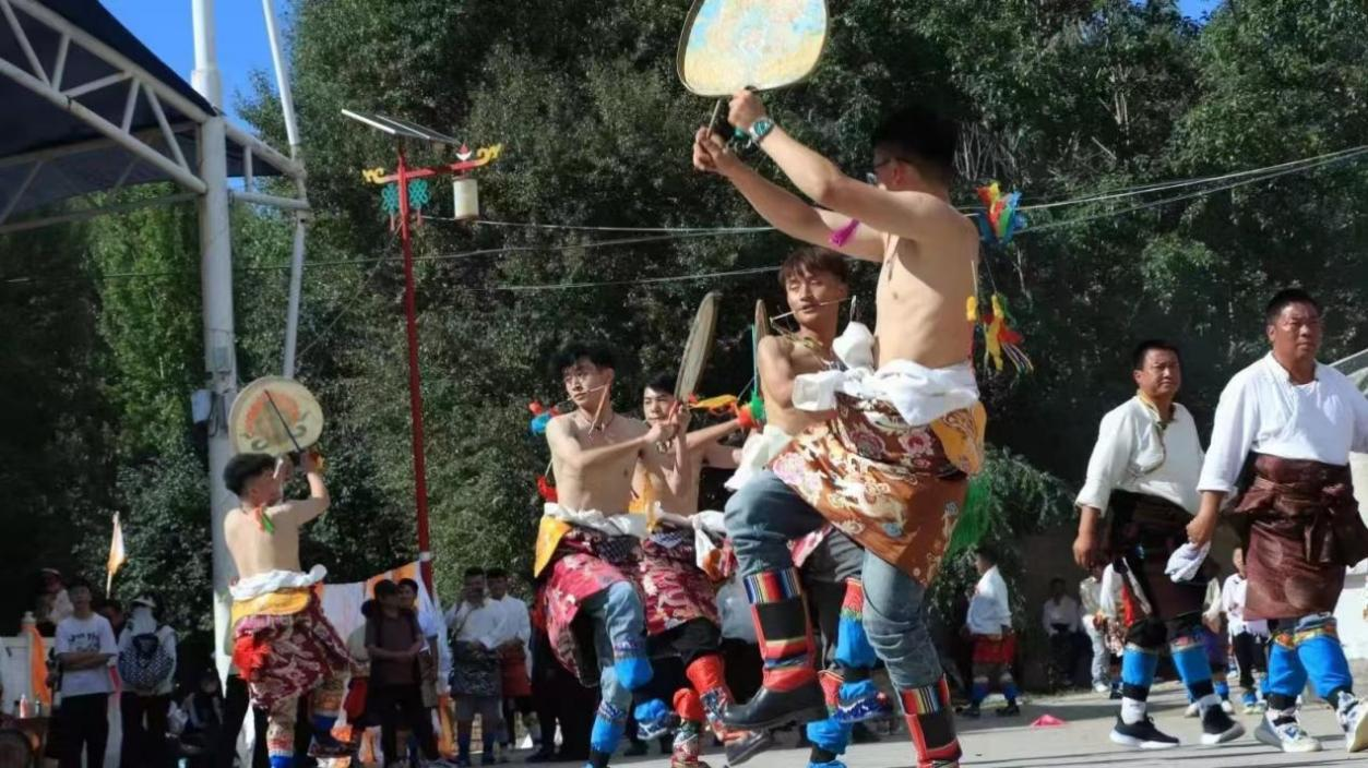 藏族人民跳神舞