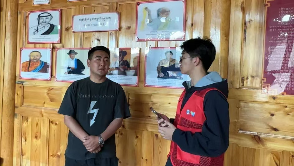 实践队员与当地居民调研建筑文化