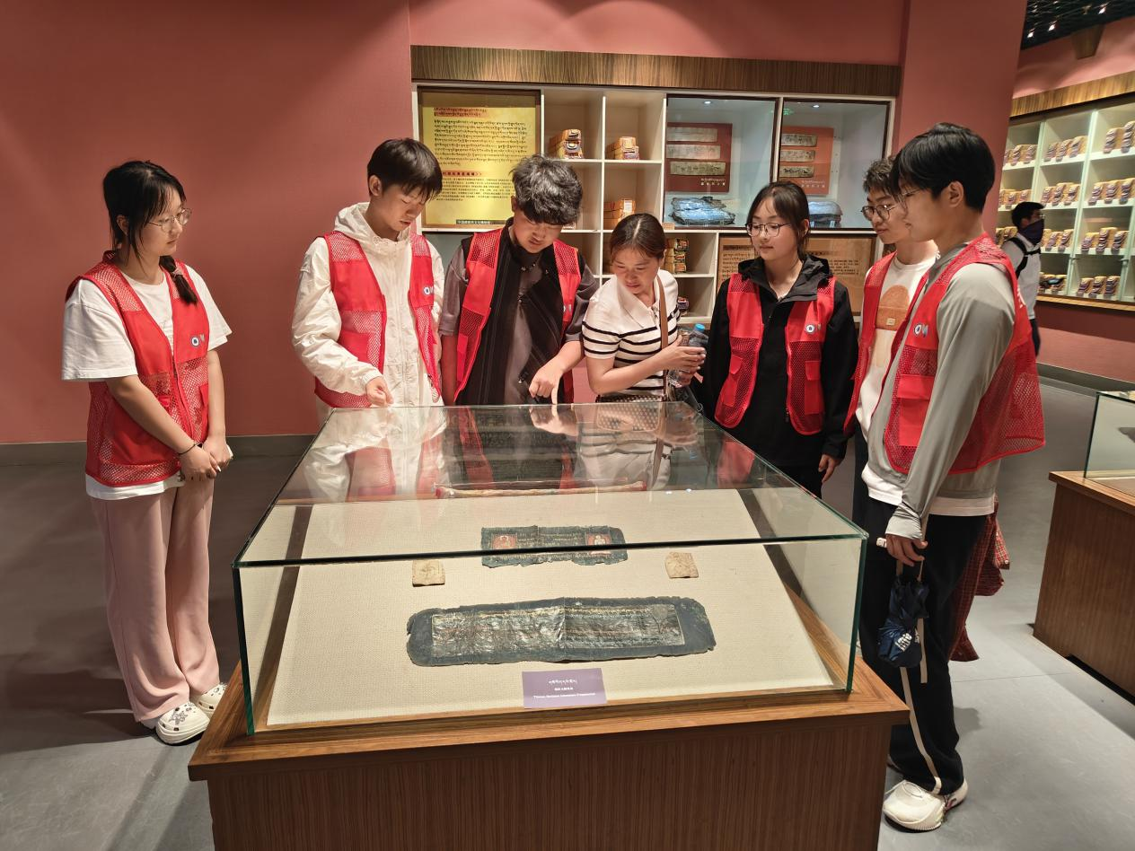志愿者讲解展馆内容