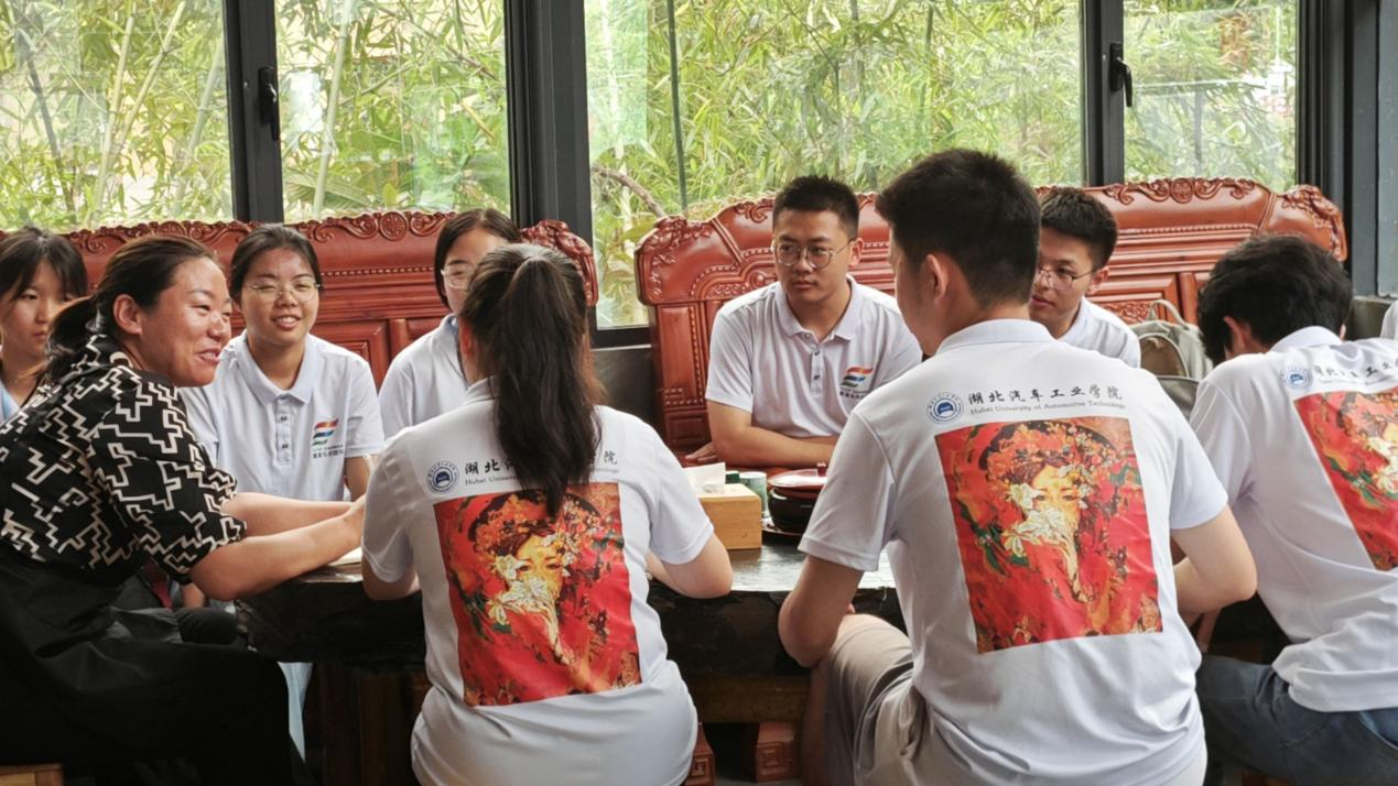 图为张晓莲女士与团队成员交流分享经验。张先瀛 摄.png