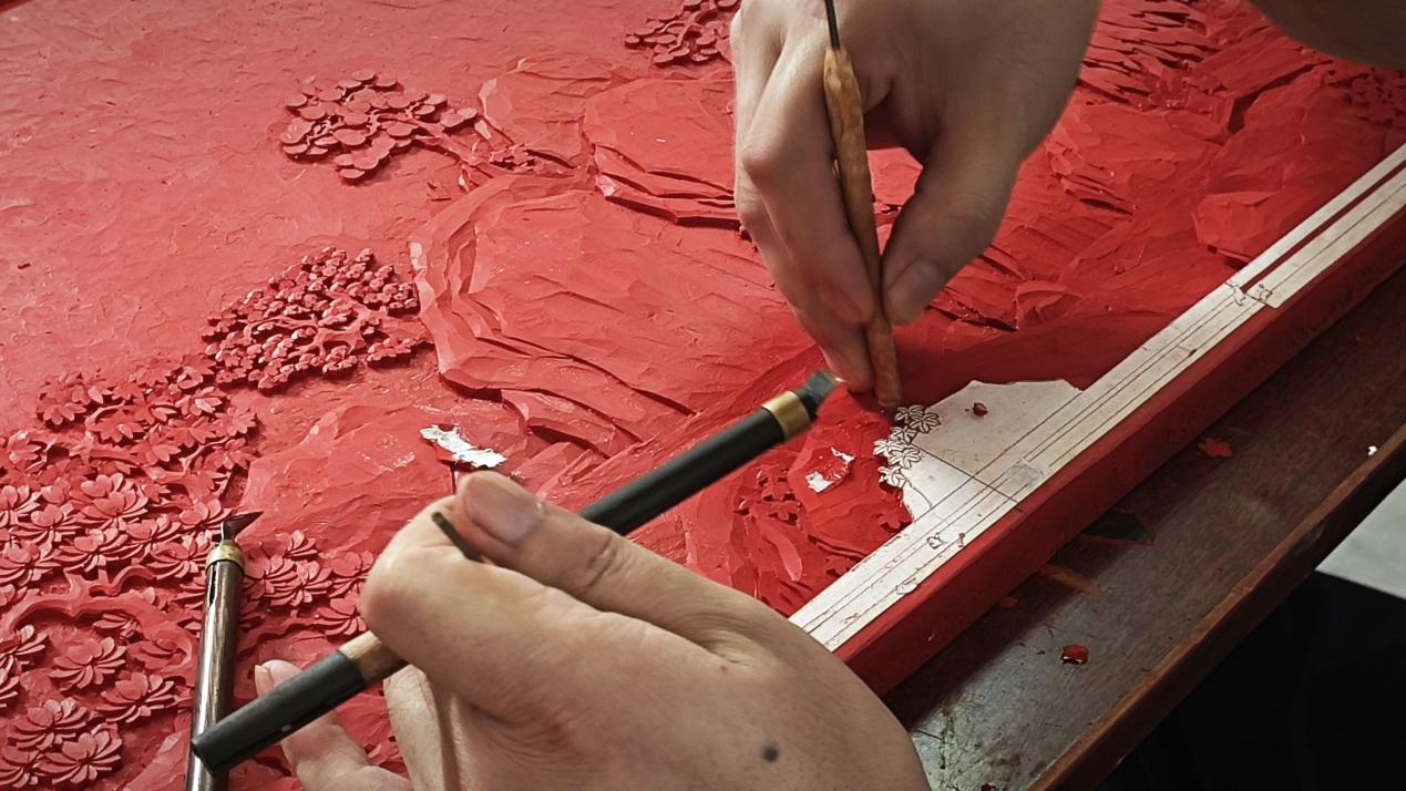 图为彭涛老师进行雕漆制作。汪晗羽 摄.png