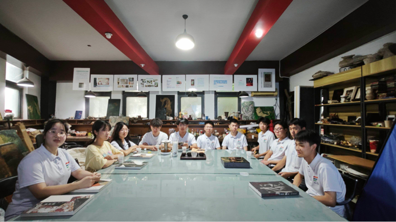 图为与刘善林老师探讨漆艺。王小宇 摄.png