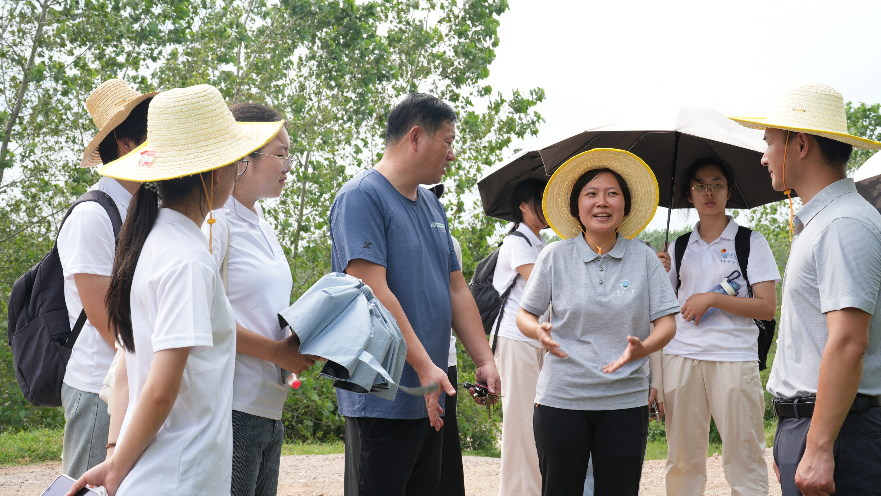 与麋鹿野保站站长实地考察交流.jpg