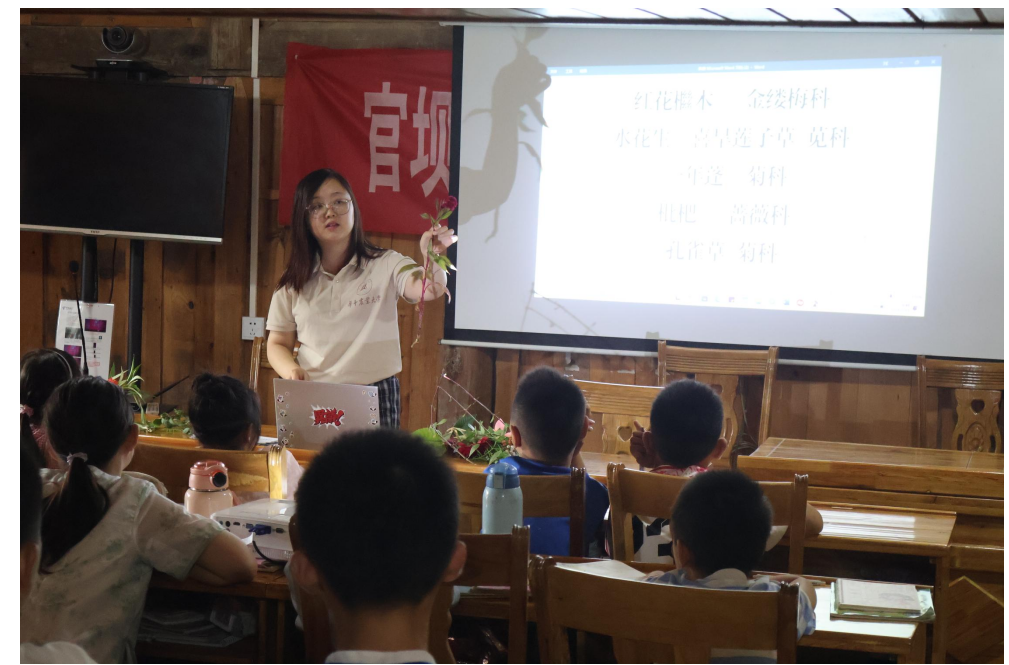 实践队员带领小朋友进行植物识别.png