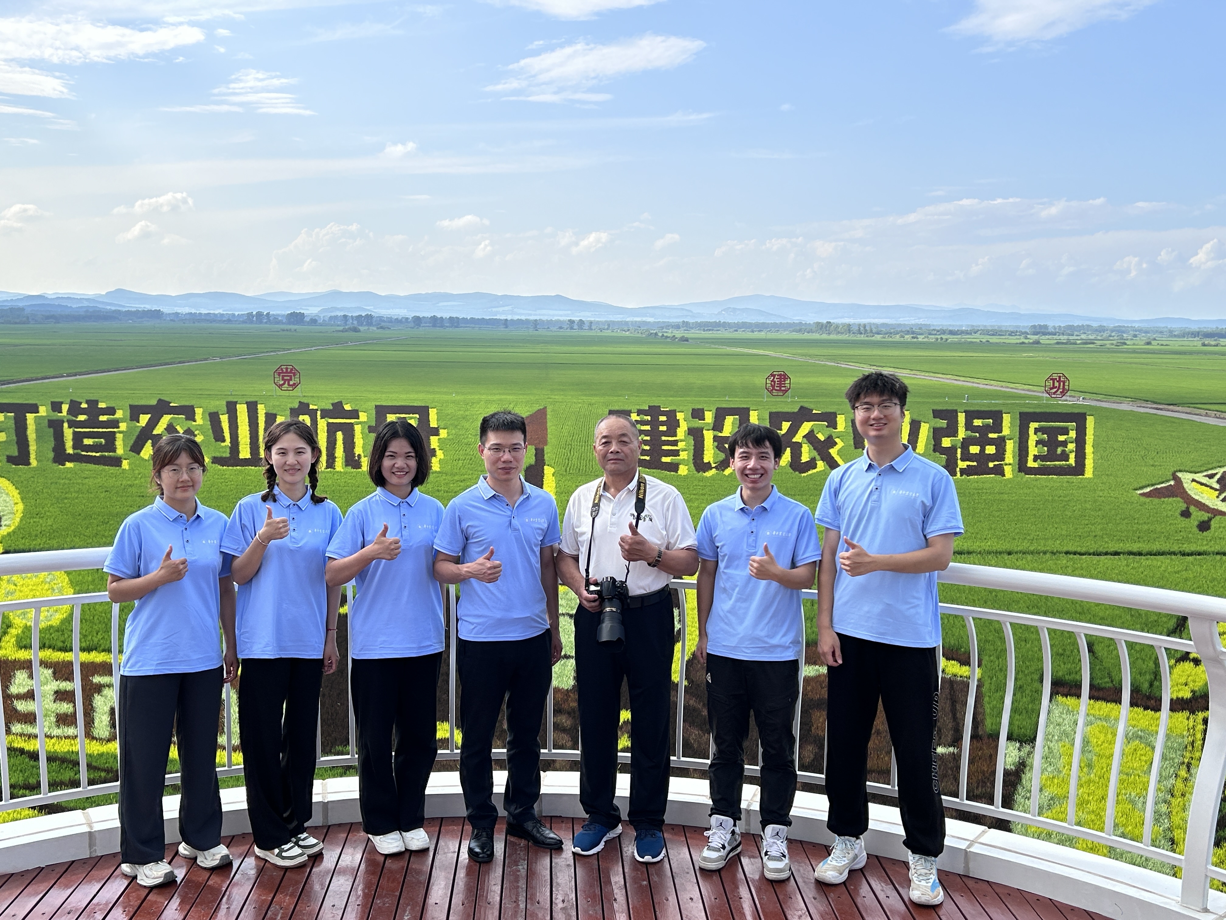 参观共青农场水稻科技示范园区（实践团 供图）.jpg