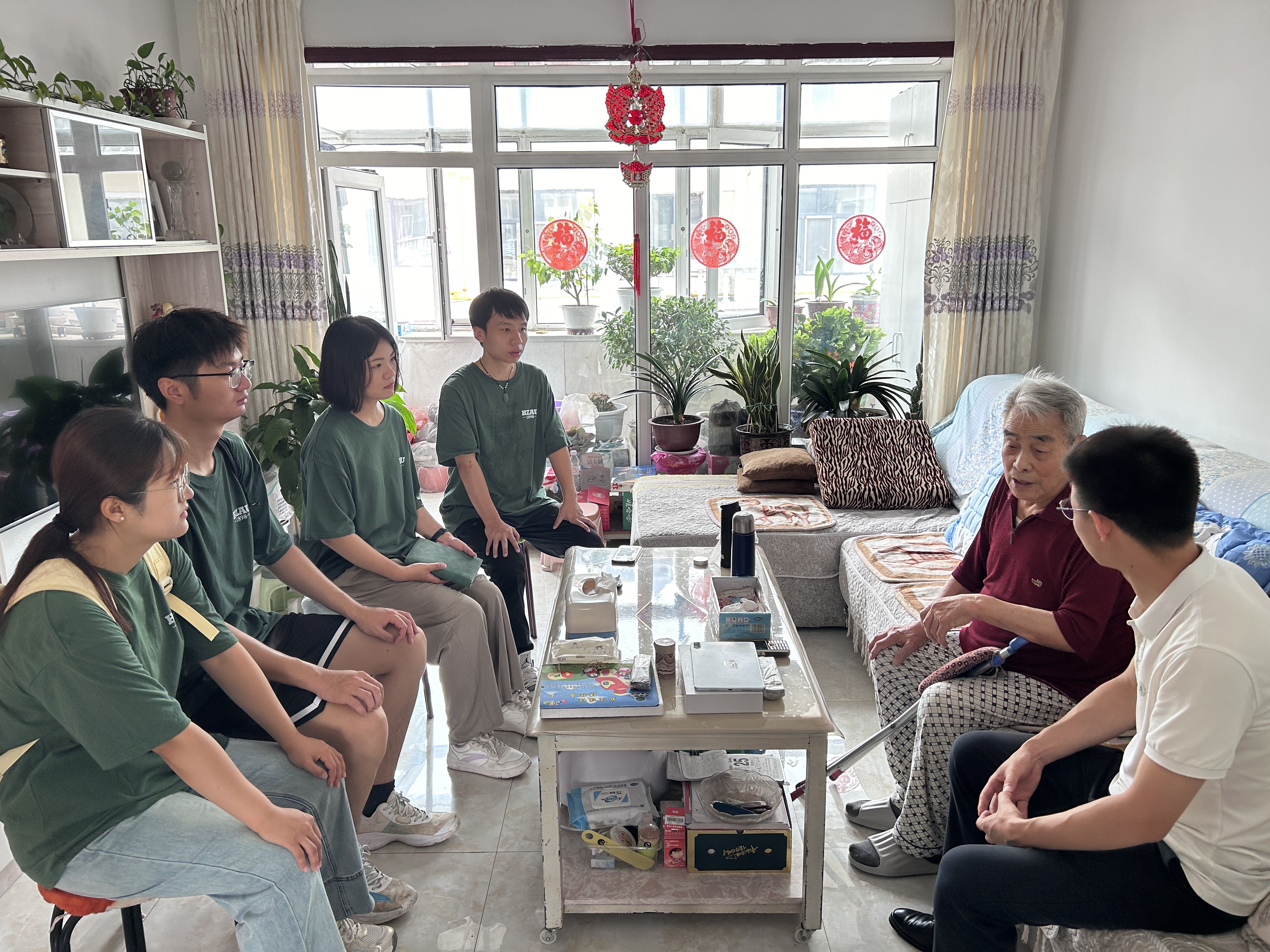 拜访杜俊起老人，聆听垦荒故事（林诗琦 摄）.jpg