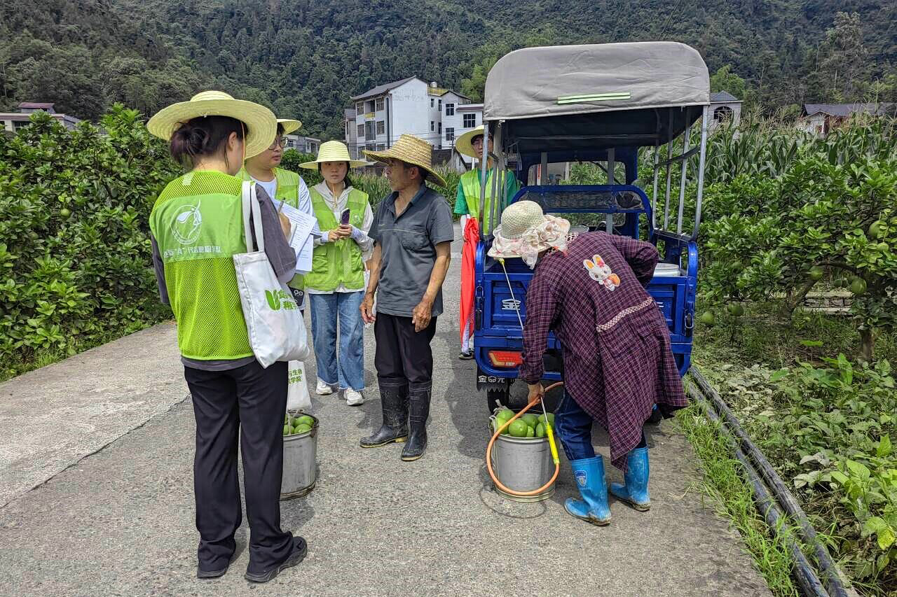 5 “柚幸福了，家人们”实践队员向村民们了解白柚种植和深加工情况。.jpg