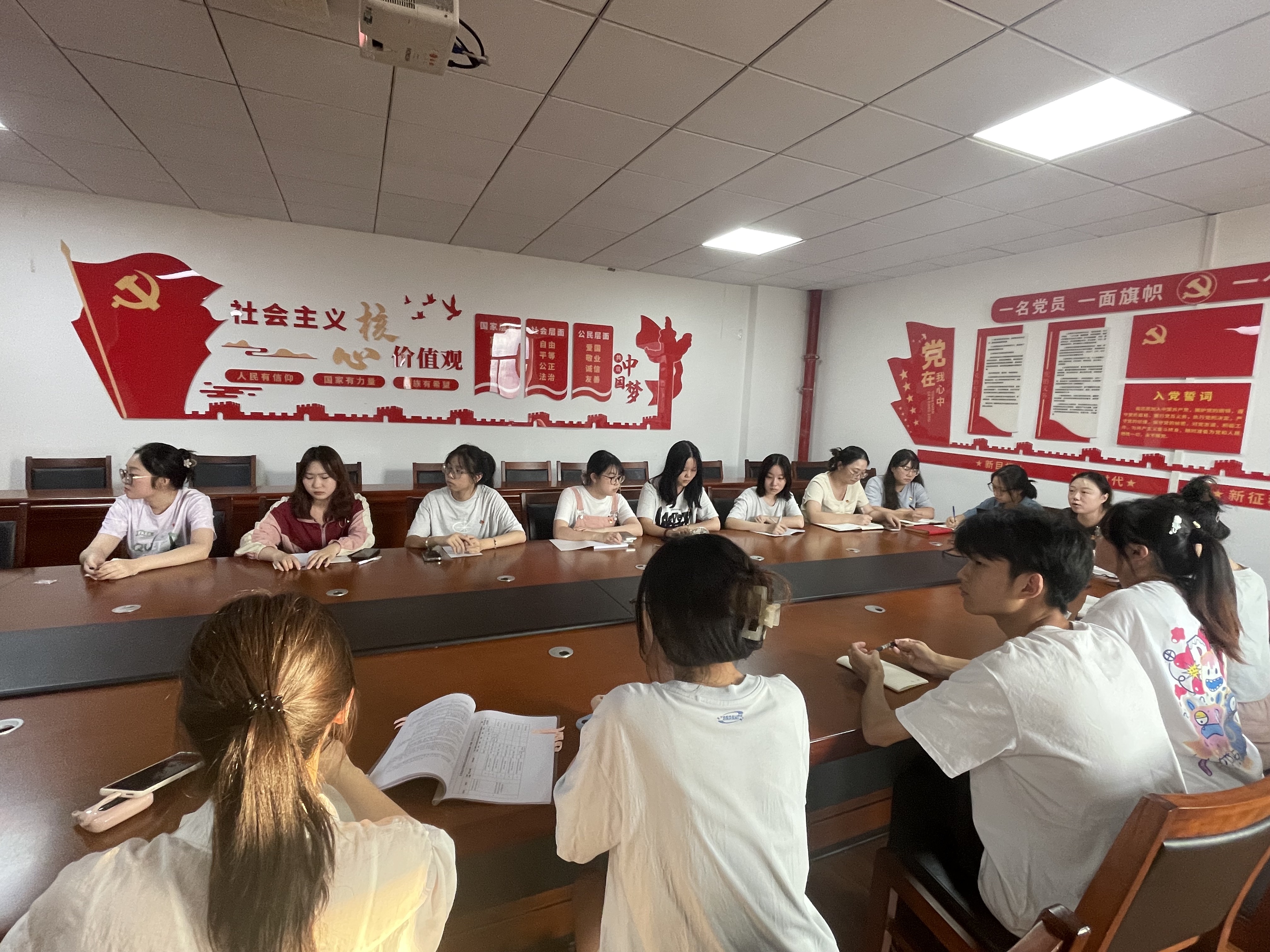 学生支委会议.jpg