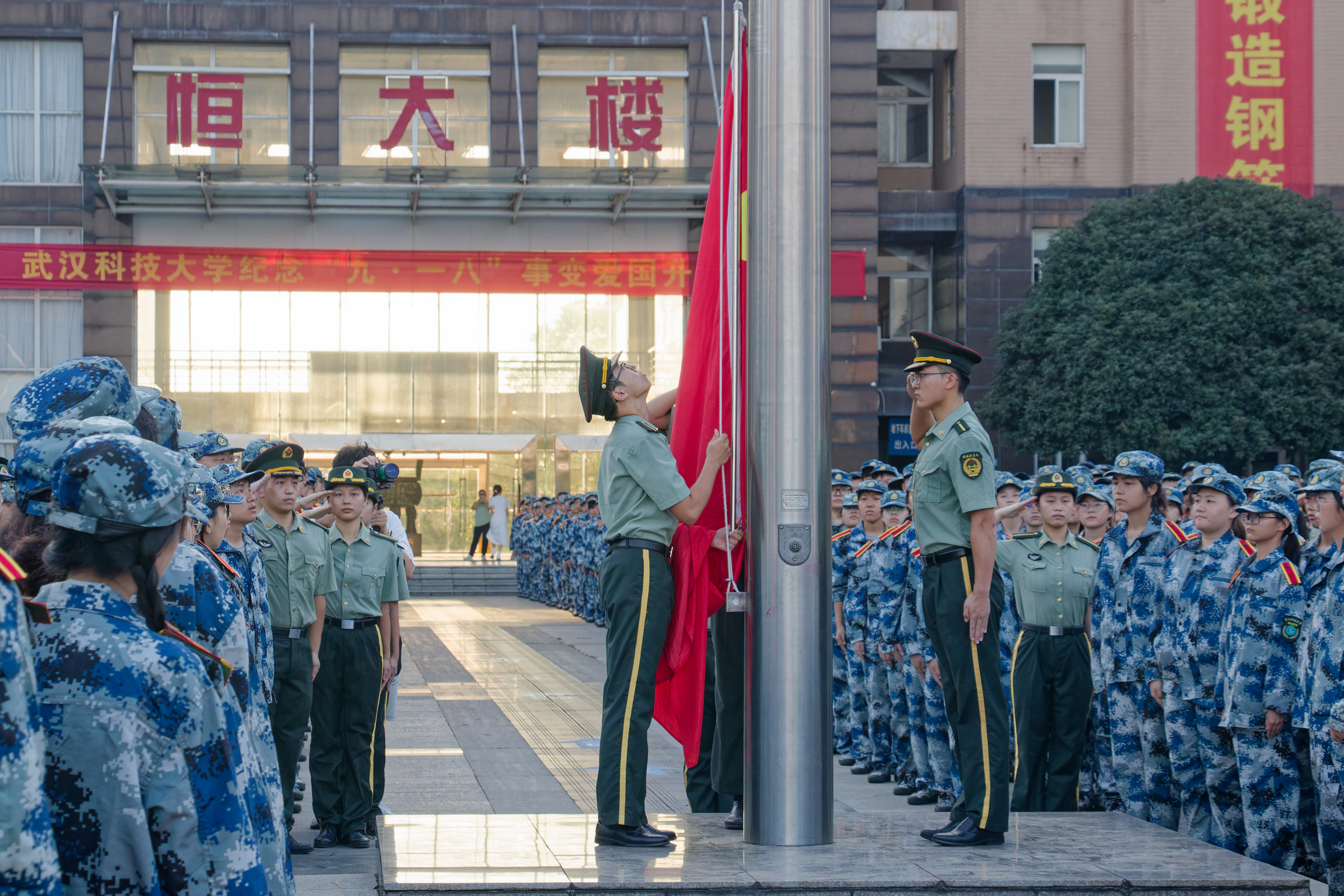 升旗 孙正恒摄.jpg