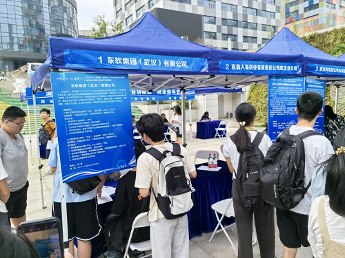 学生面试现场.png