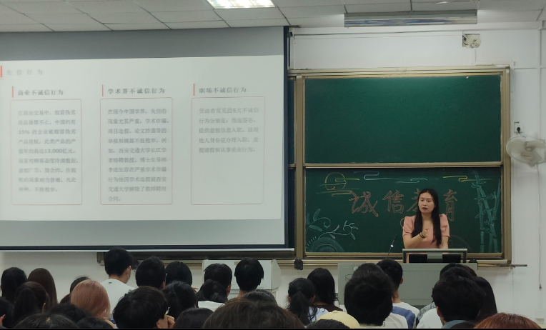 文华学院：高校辅导员提高大学生法律素养的方式途径探索