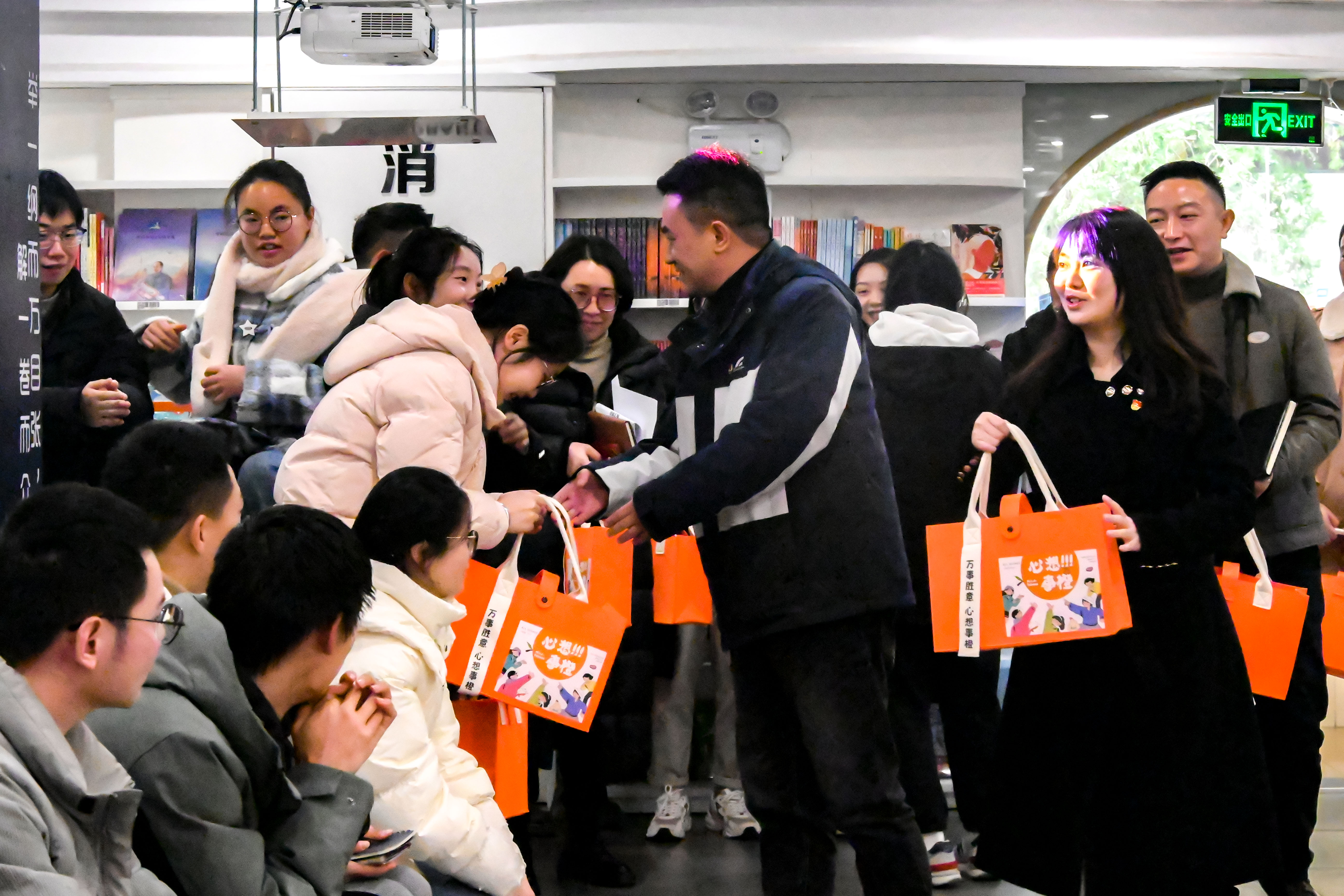老师为考研学子送祝福.jpg