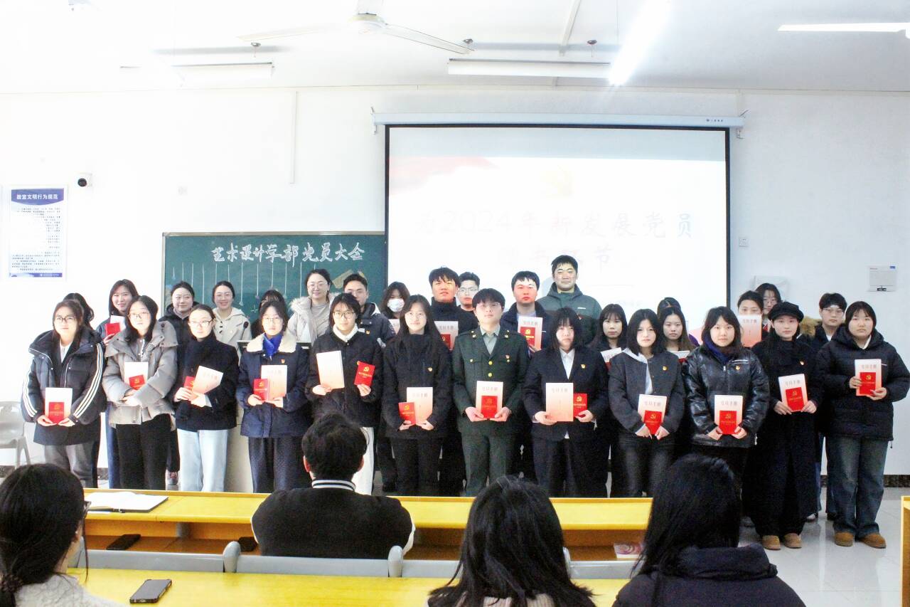 图为赠书合影.png