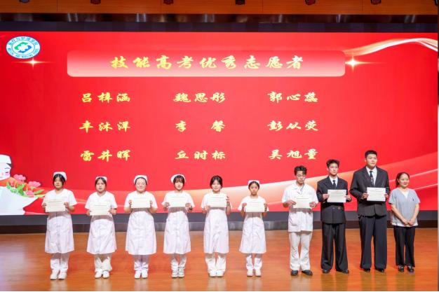 【职教周】提灯引路·育梦成光——医疗与护理学院举行2025年国际护士节授帽仪式暨文艺汇演2.png