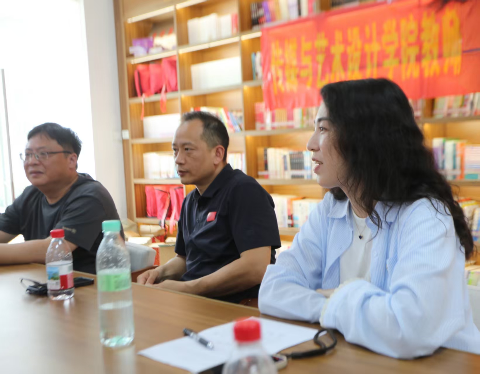 图为会议现场老师们与村干部进行深入交流.jpg 图为会议现场老师们与村干部进行深入交流.jpg