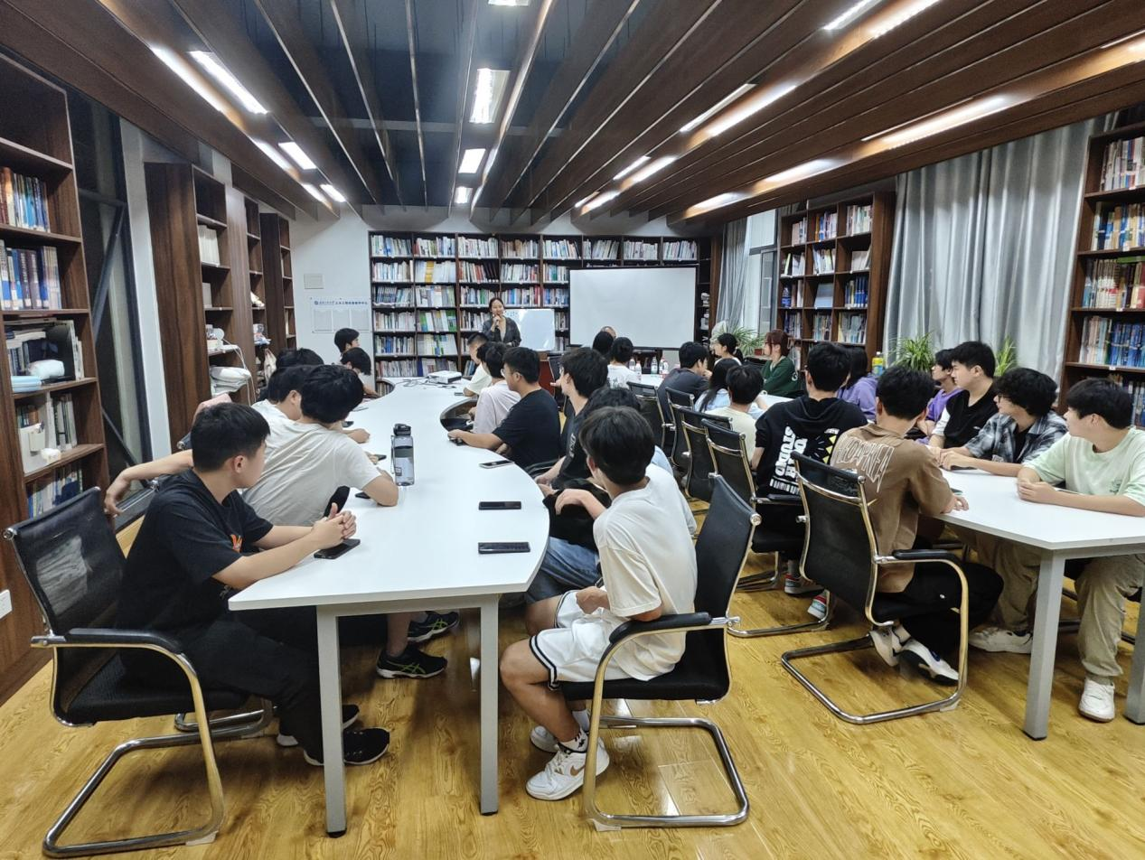 武汉工程大学：土木工程与建筑学院联合外语学院举办英语角活动
