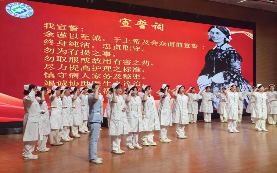 【职教周】提灯引路·育梦成光——医疗与护理学院举行2025年国际护士节授帽仪式暨文艺汇演3.png