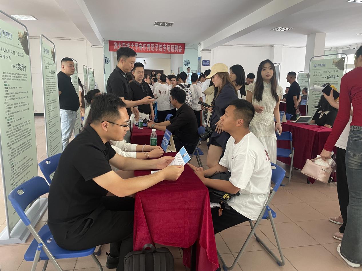 招聘会交流现场.jpg