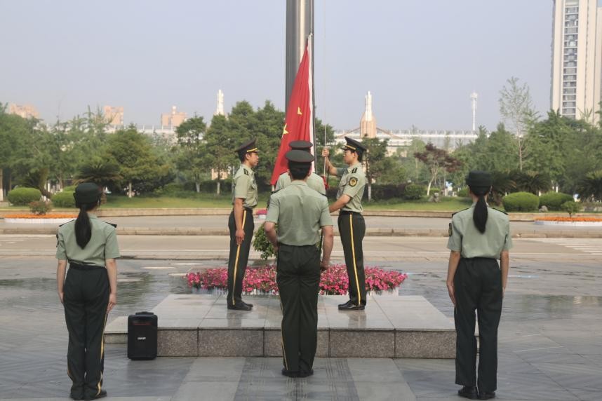 国旗队升国旗.jpg