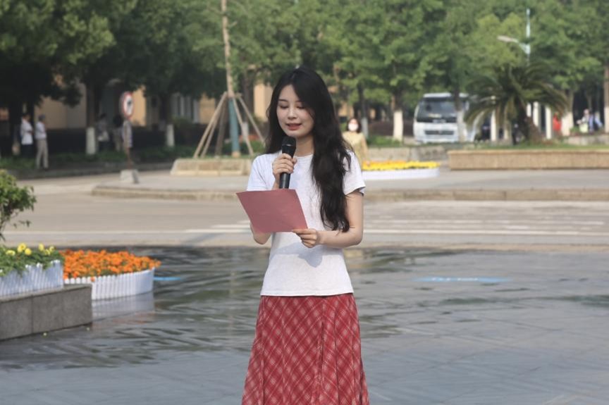 本科生第一党支部书记封荣美讲话.jpg