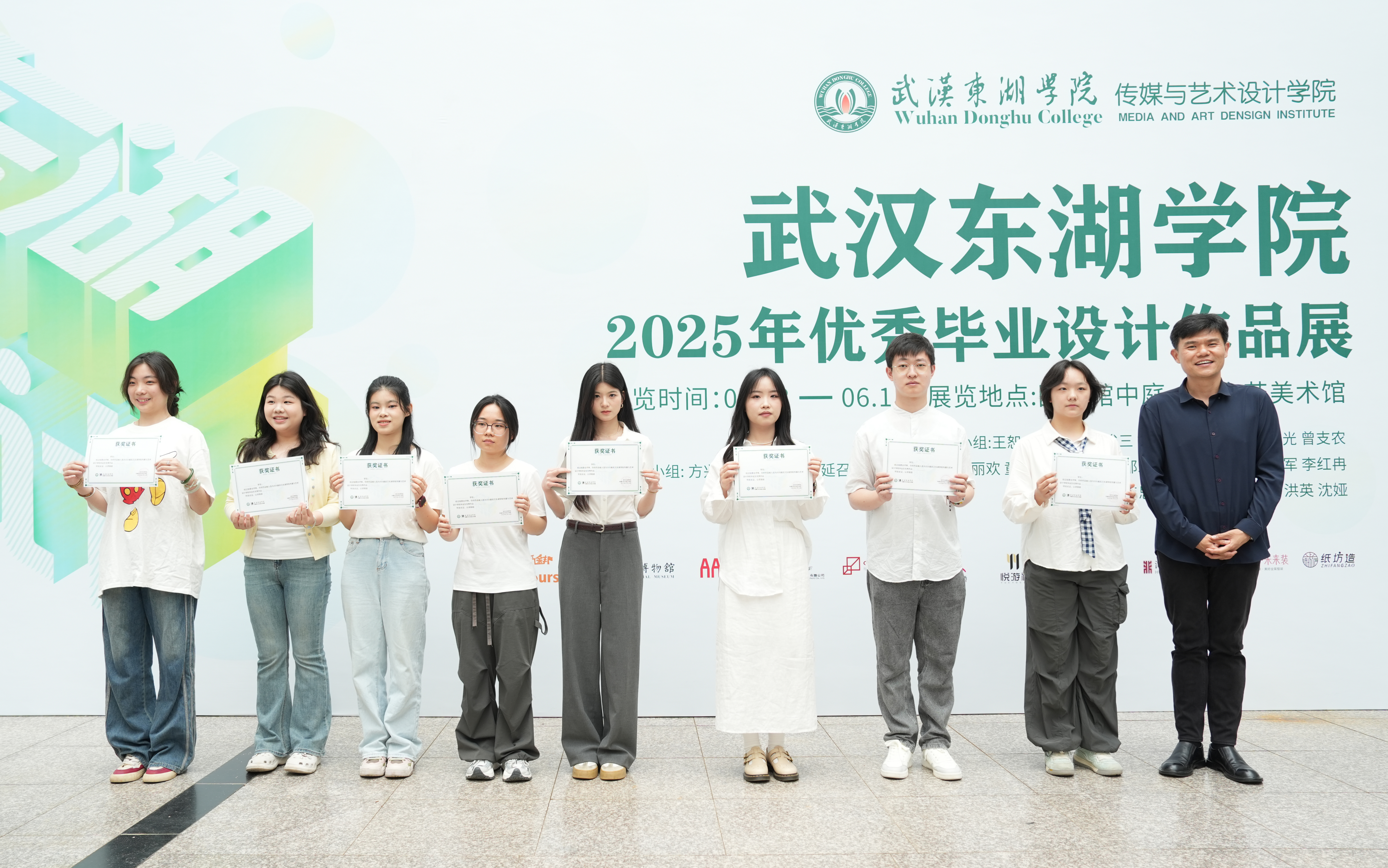 2025.5.28副校长储鑫为获奖学生颁奖02.jpg