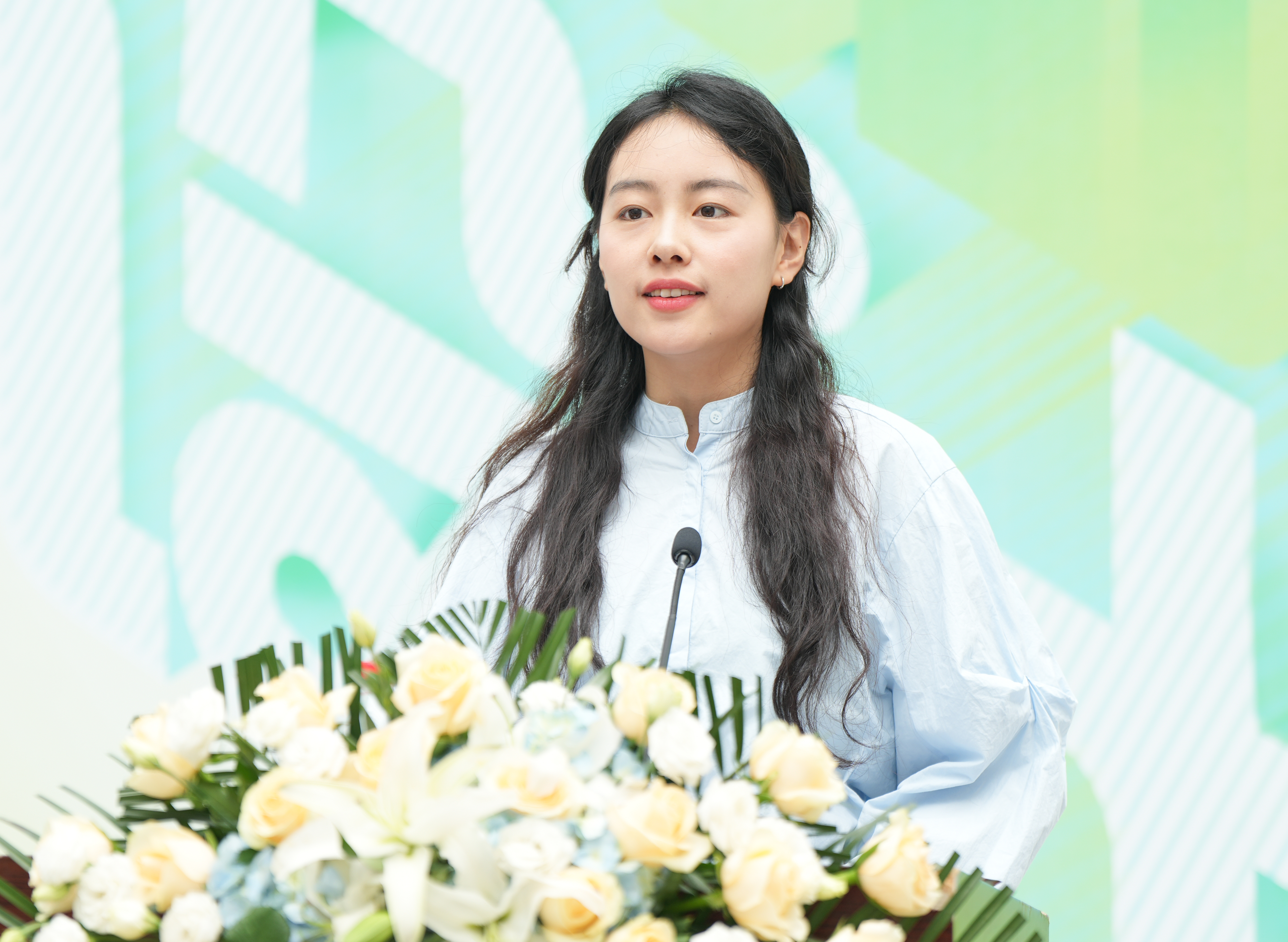2025.5.28 优秀毕业生代表龙美莹发言.jpg