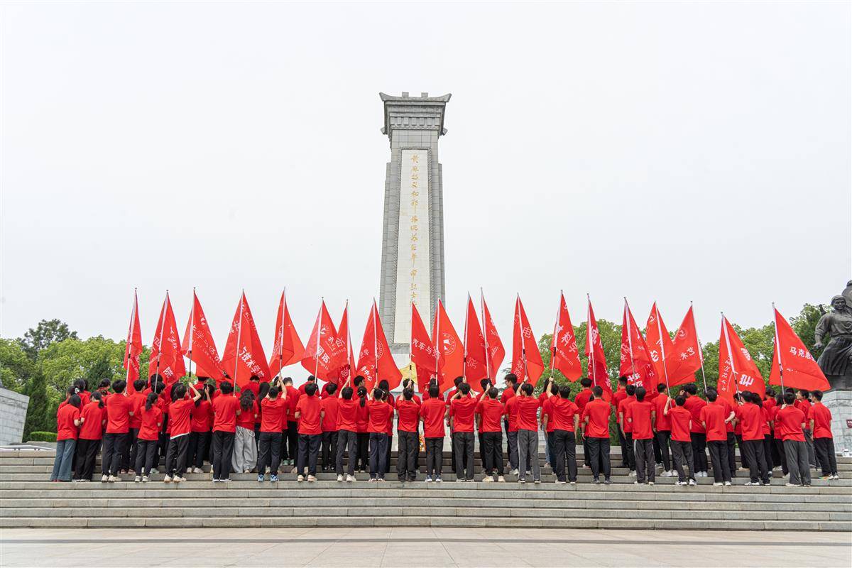 武汉科技大学：“老中青”红安行 共话红色历史