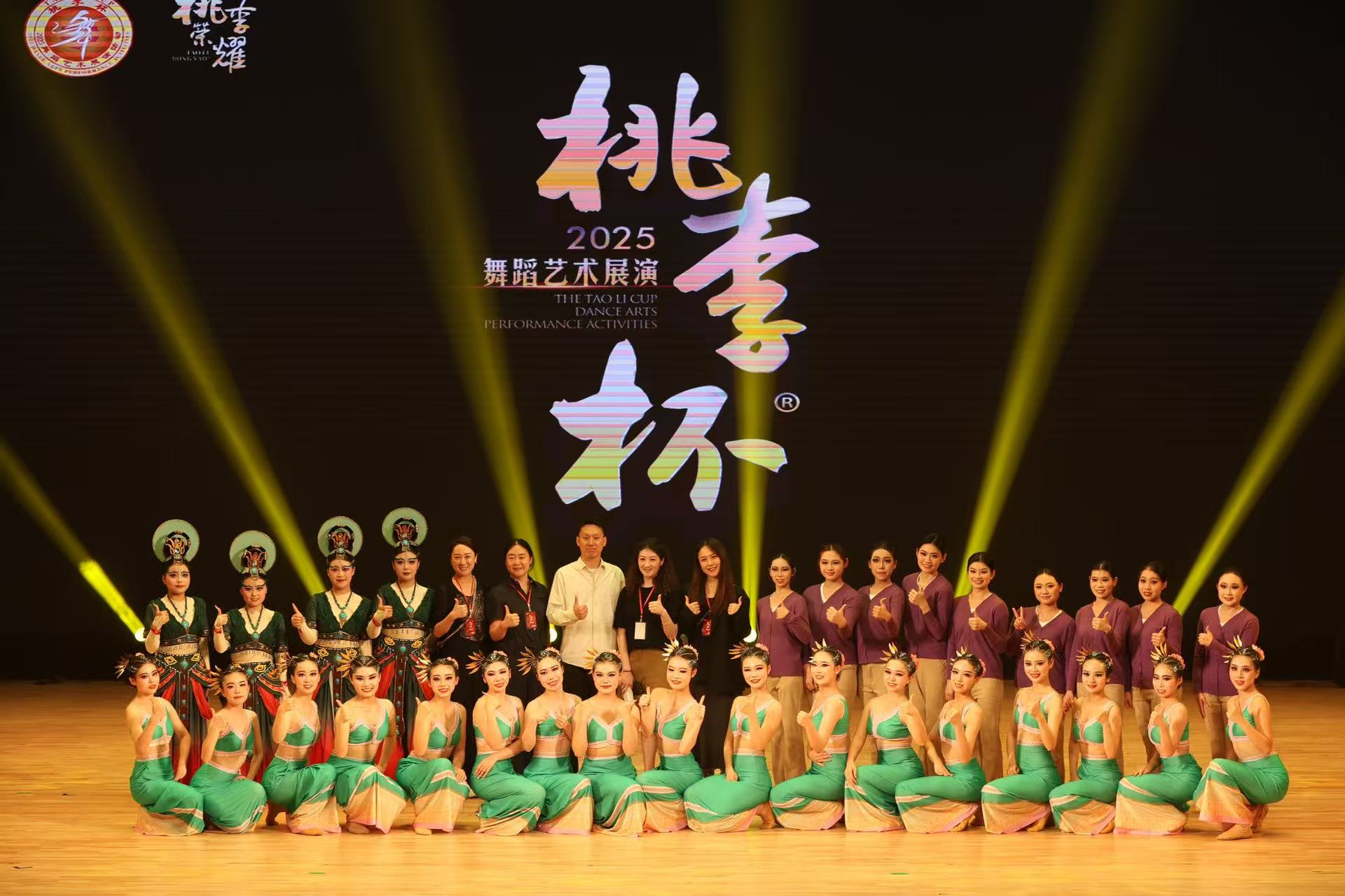 6、师生合影.jpg