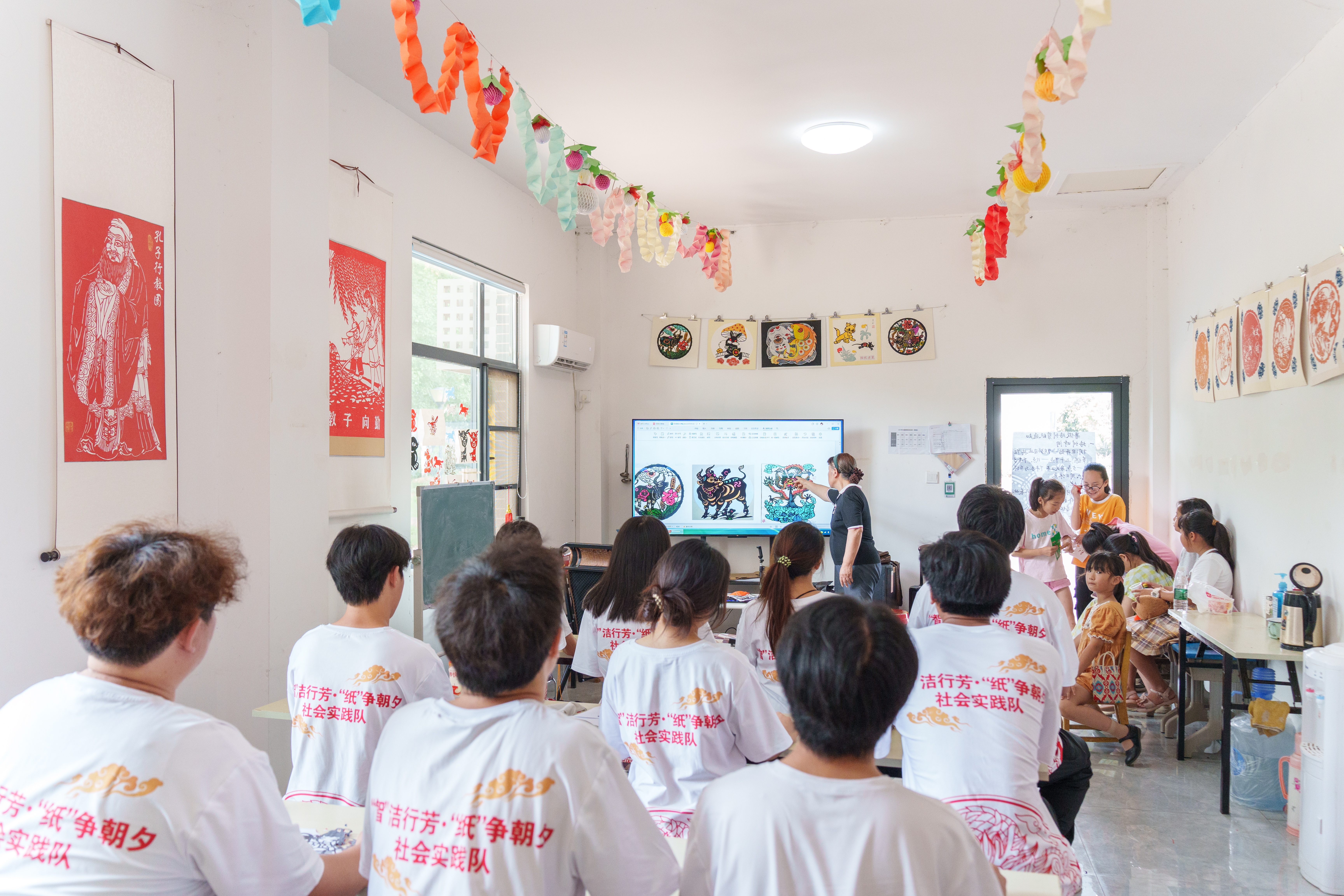 李奶奶授课(1).jpg 李奶奶授课(1).jpg