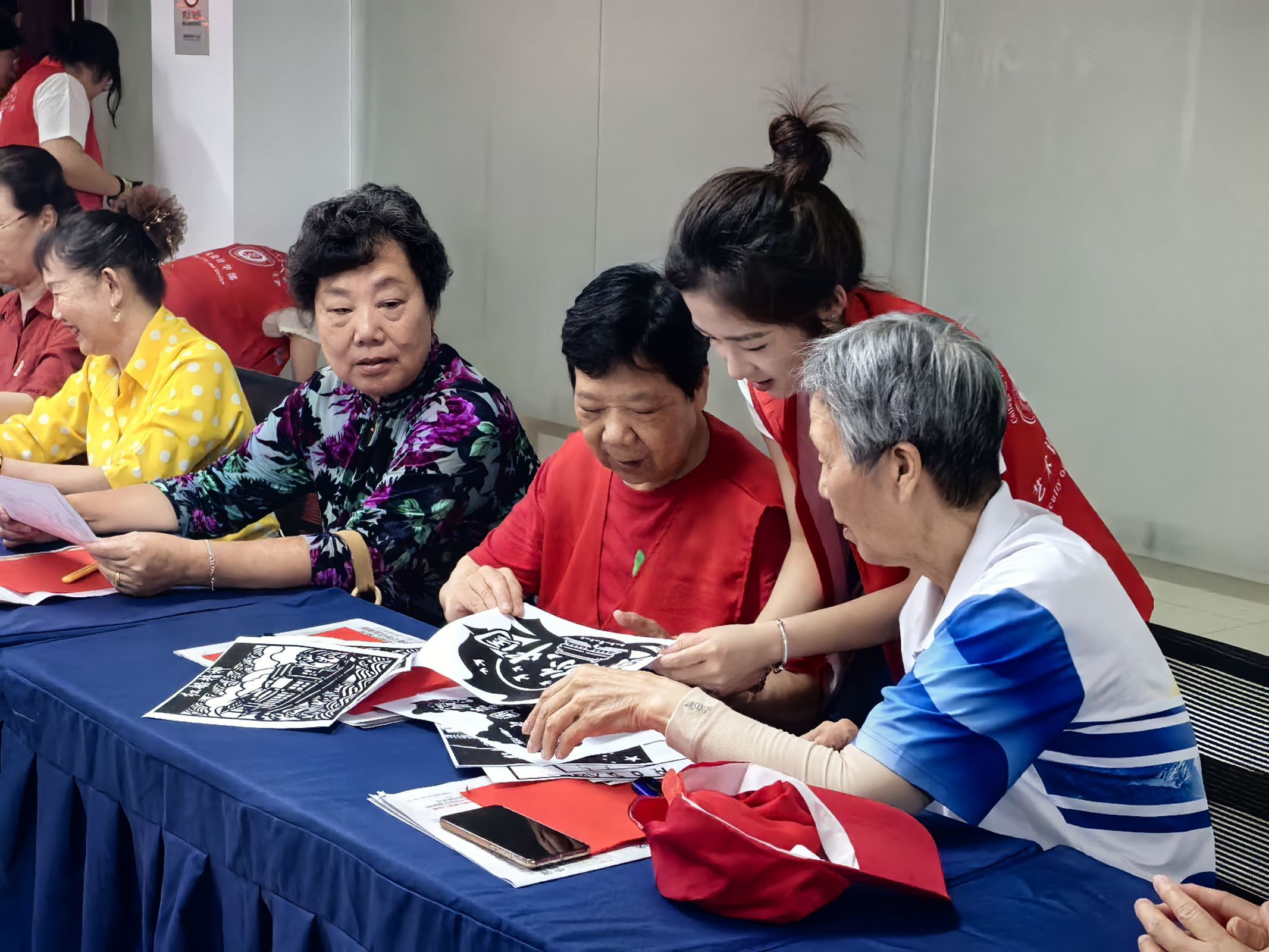 图为志愿者指导老人们实践.jpeg