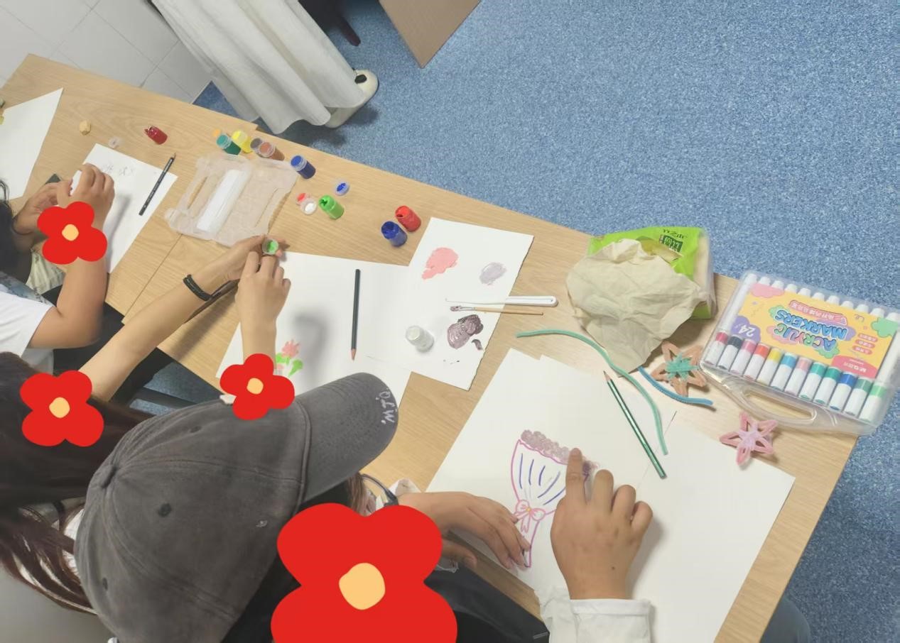 绘画课程中参与对象正在绘画.jpg 绘画课程中参与对象正在绘画.jpg