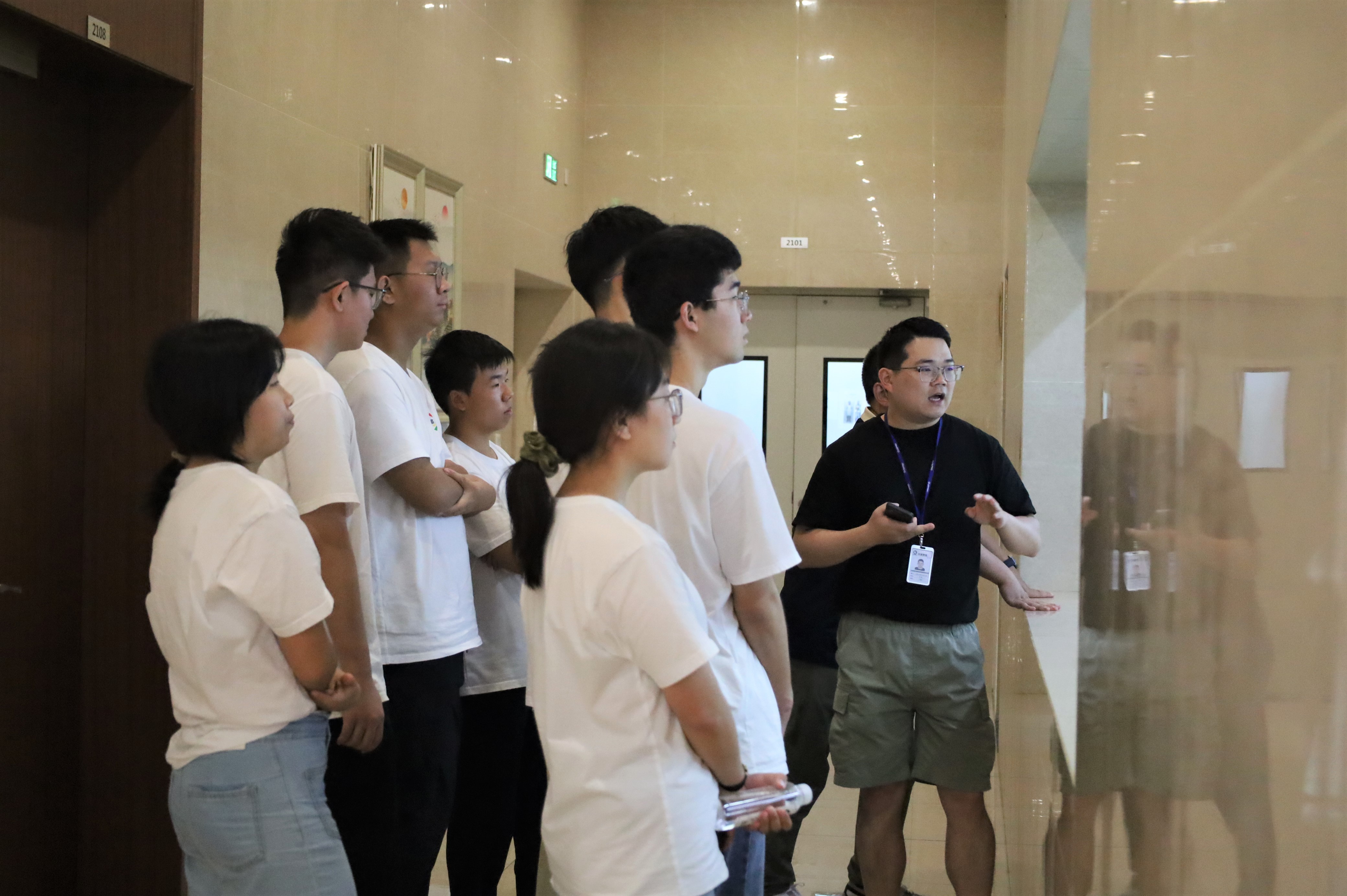 实践队参观研究所实验室