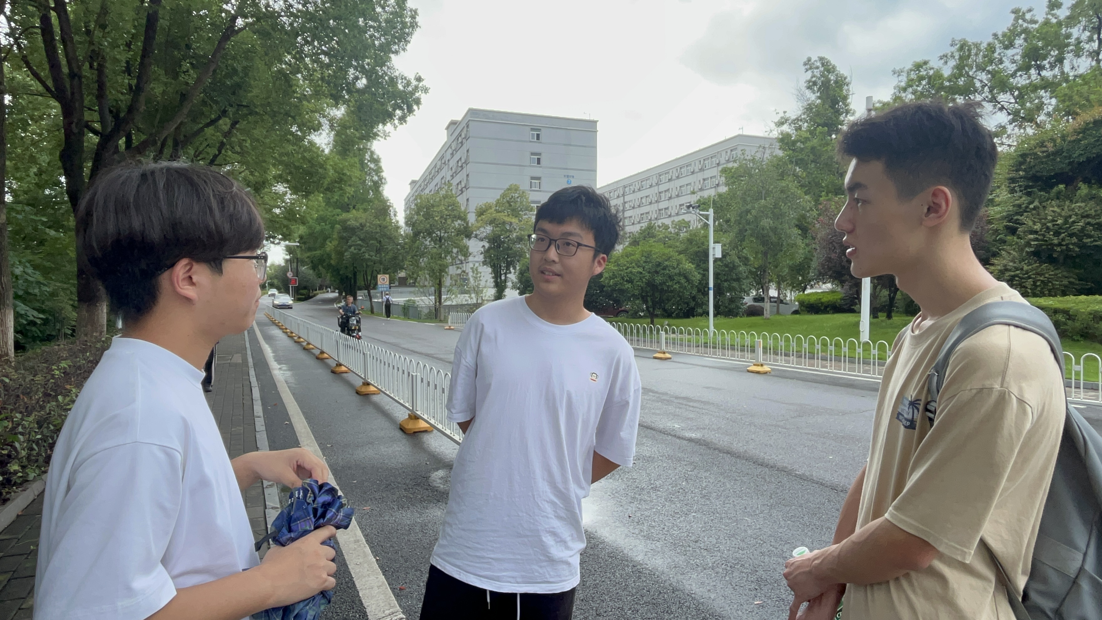 图为实践队采访在校跨省大学生