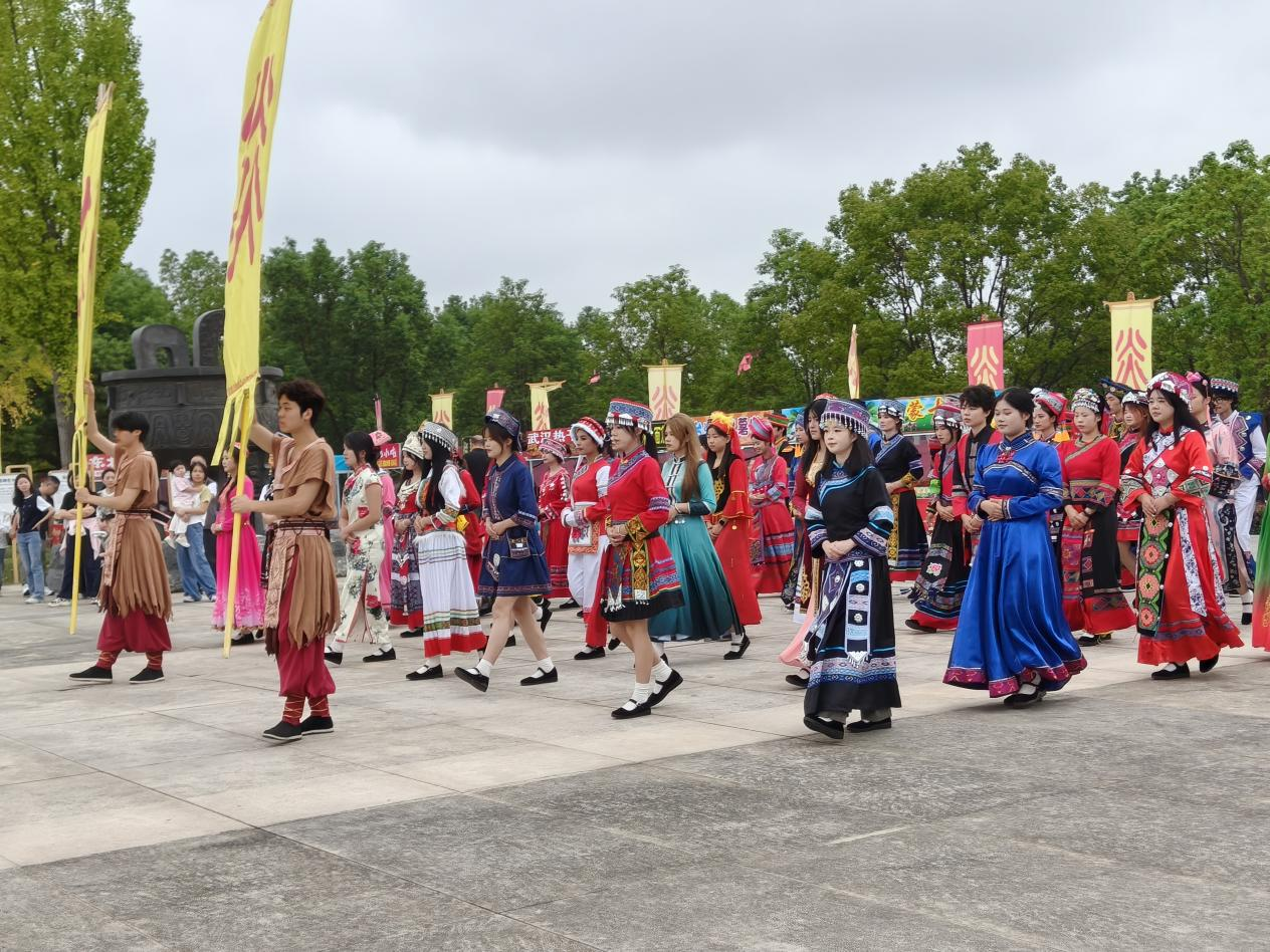 随州职业技术学院：国庆节把课堂搬到始祖圣地 随州职院56个民族服饰巡演炎帝故里景区