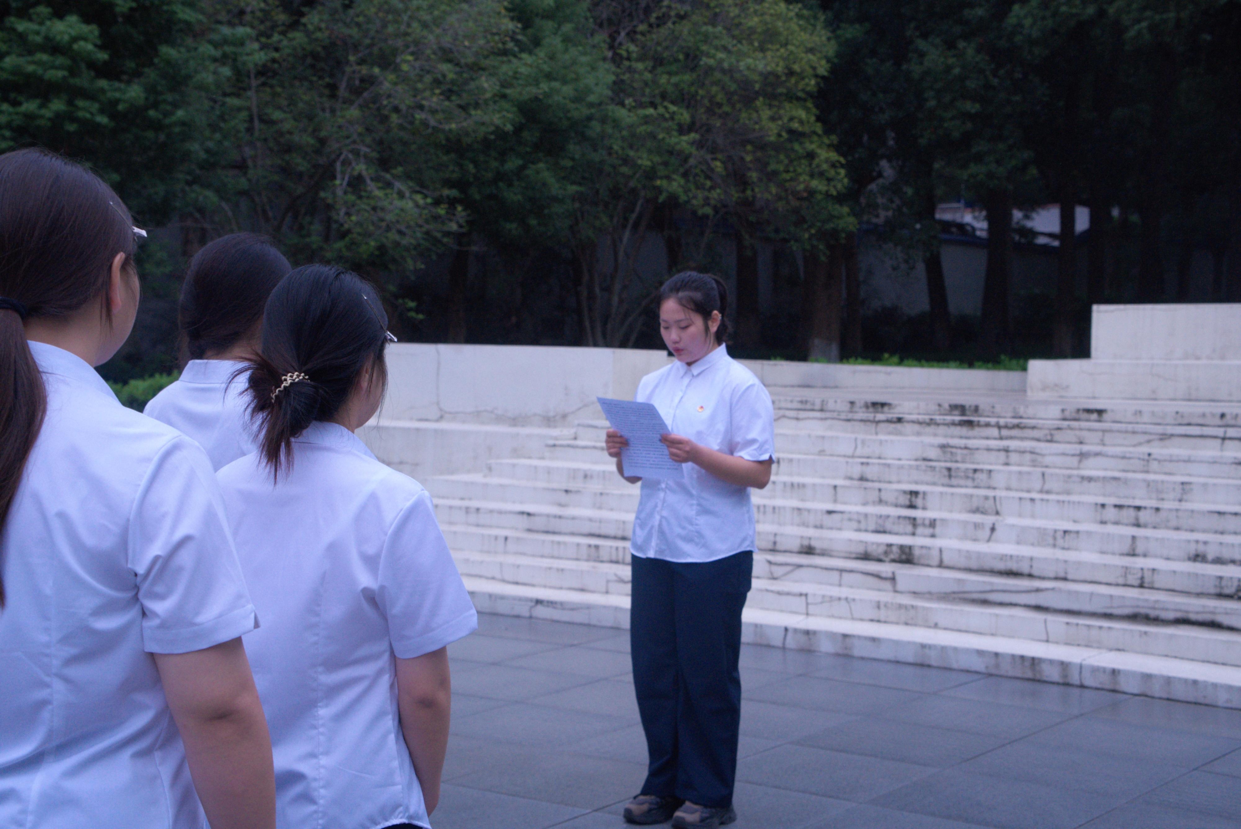 学生讲话.jpg 学生讲话.jpg